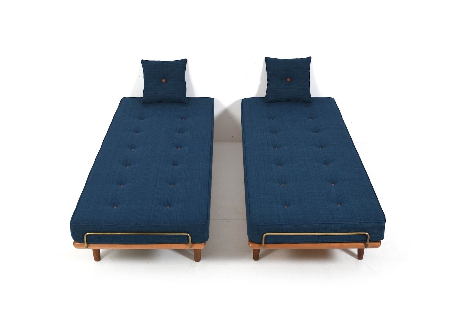 photo furniture New Upholstered Pair Of Ge 19 Hans Wegner Daybeds