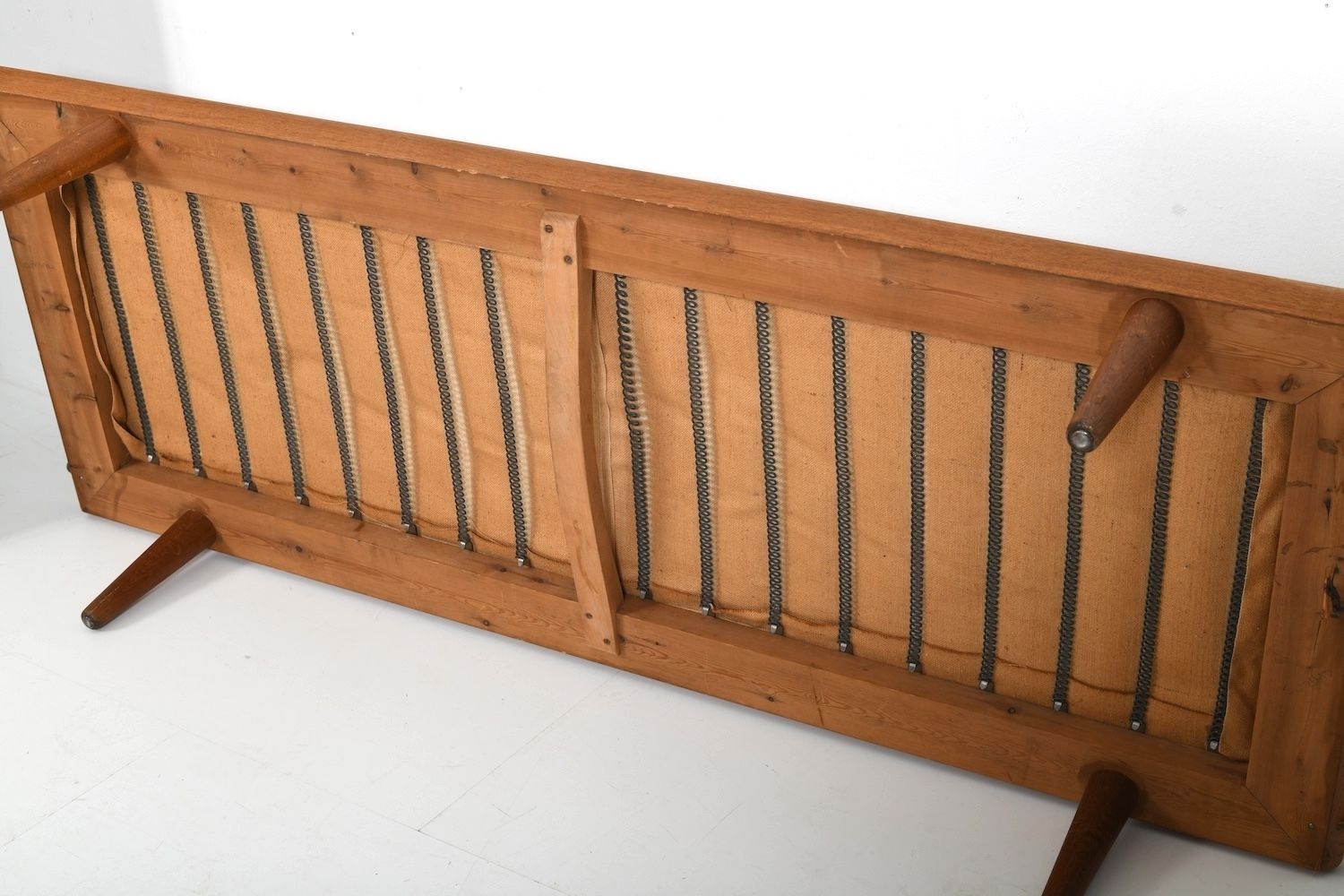photo vintage New Upholstered Pair Of Ge 19 Hans Wegner Daybeds
