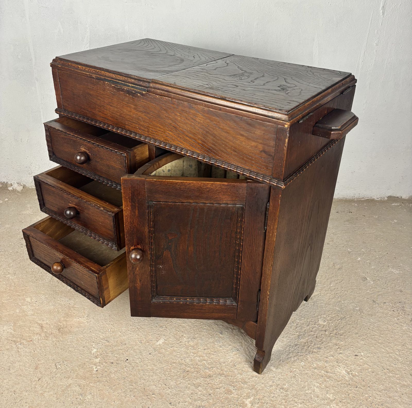 photo vintage Spaanse eiken naaiwerkdoos met stoffen mand, begin 20e eeuw