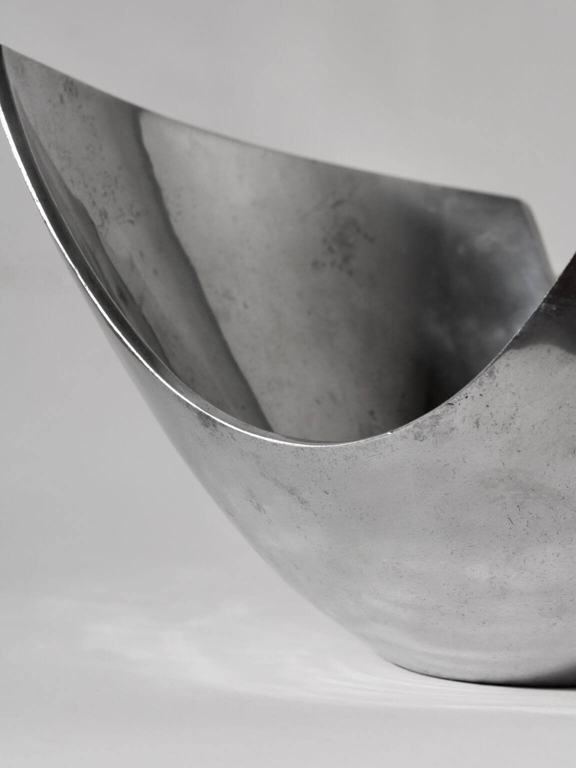 Gepolijst aluminium asymmetrische grote diepe schaal, hedendaags design photo Woonaccessoires