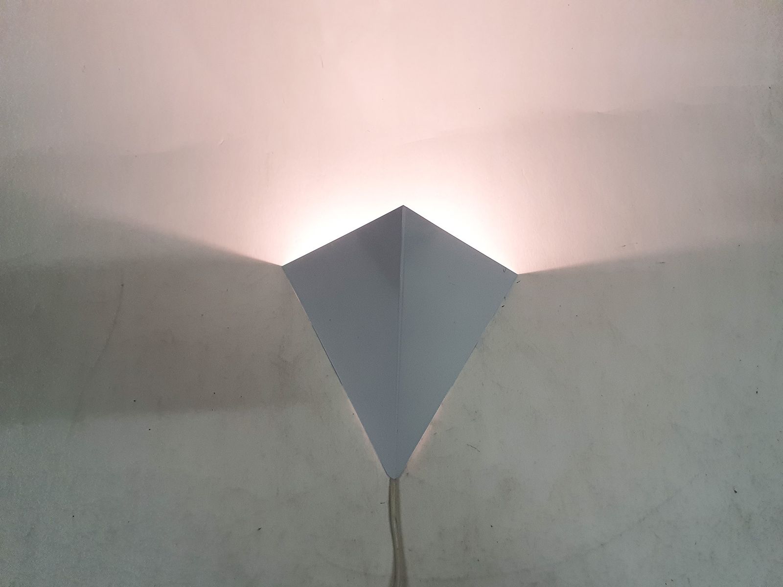Wit metalen geometrische wandlamp van Anvia, Nederland, ca. jaren 1960 photo furniture