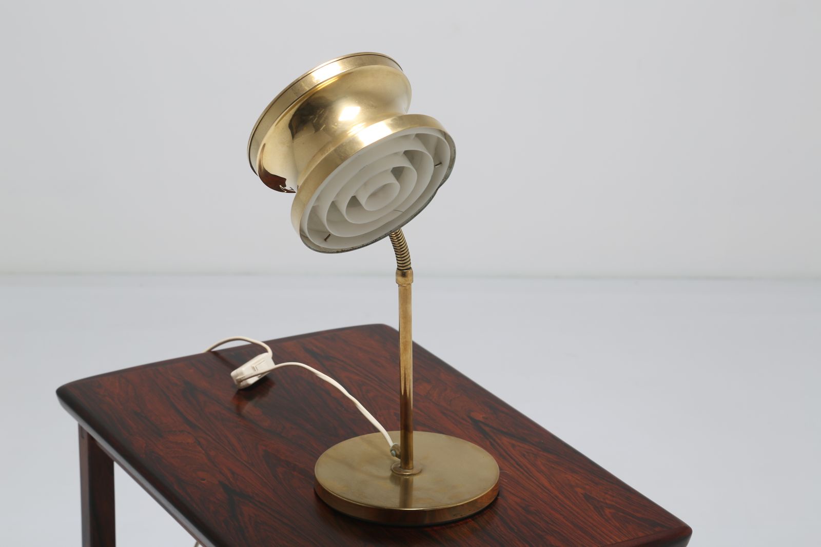 Mid-Century Modern Zweedse messing bureaulamp met verstelbare zwenkarm van Konsthantverk Tyringe, jaren 1960 photo furniture
