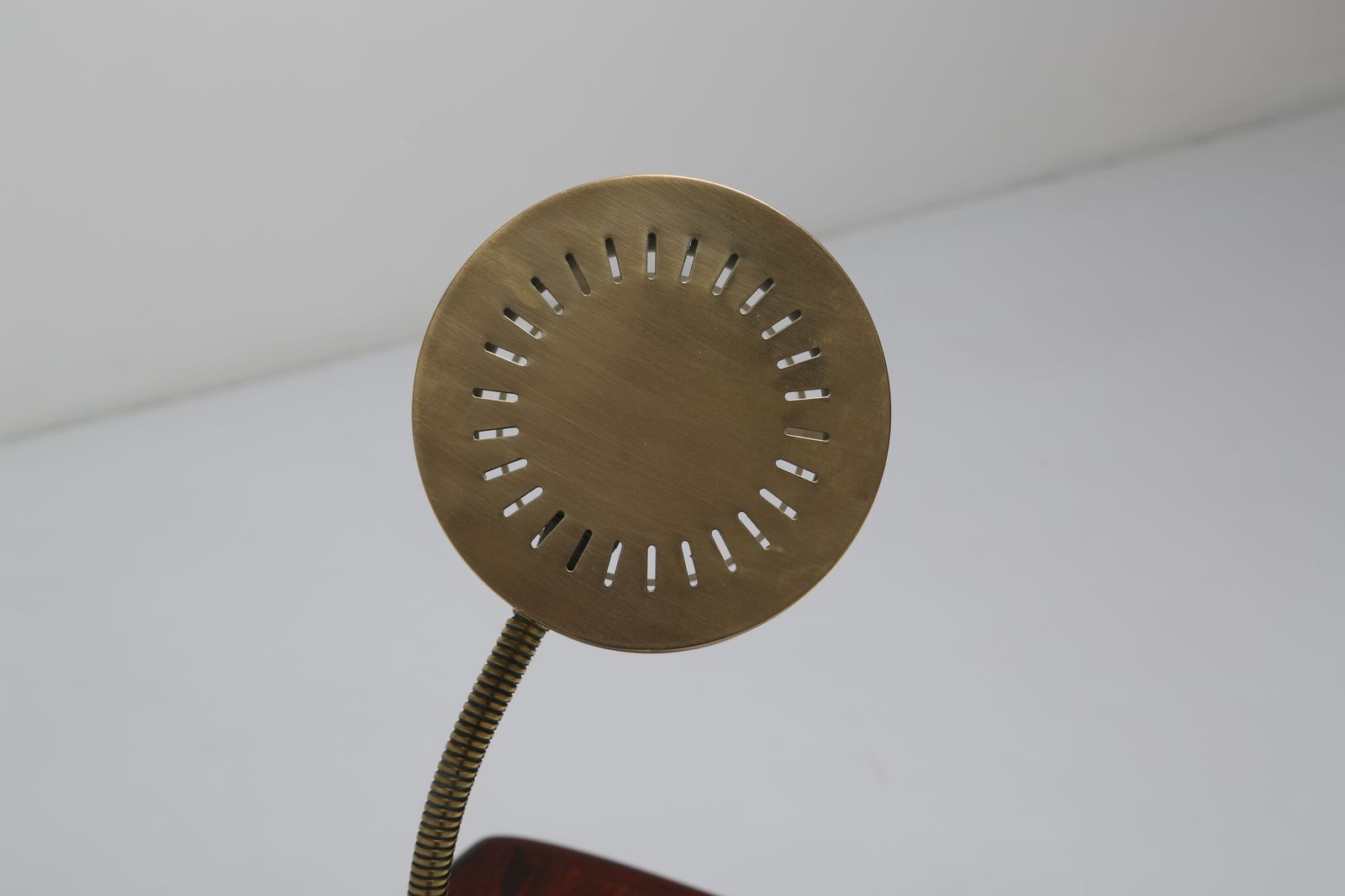 Lampe de bureau mid-century modern suédoise en laiton à bras articulé réglable par Konsthantverk Tyringe, années 1960 photo buy