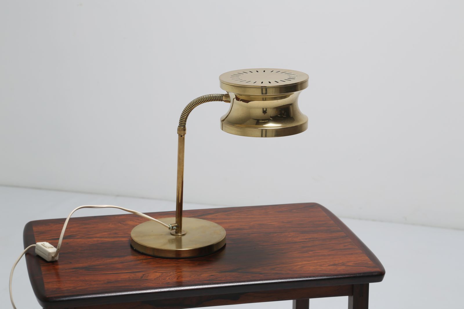 Luminaires Lampe de bureau mid-century modern suédoise en laiton à bras articulé réglable par Konsthantverk Tyringe, années 1960 photo