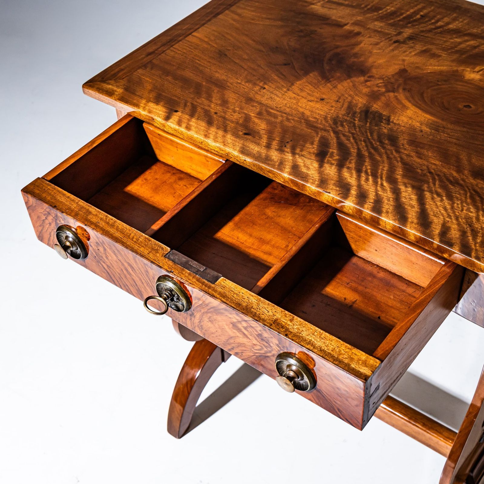 Biedermeier lierzwerknaaitafel, ca. 1830 photo Meubels