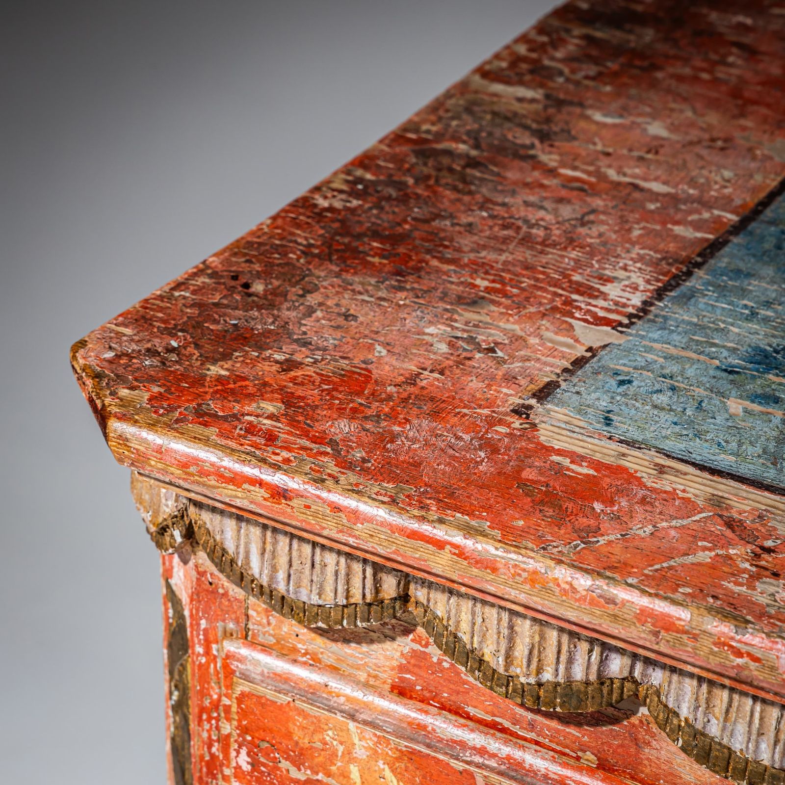 photo furniture Rood geschilderde commode, Irschenberg, Zuid-Duitsland, 19e eeuw