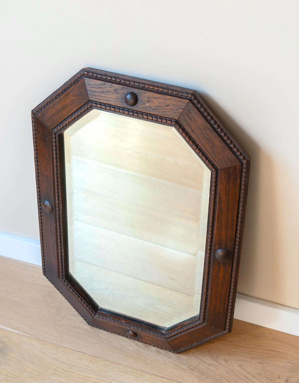 Art Deco Nederlandse Eiken Wandspiegel | Achthoekige Geslepen Spiegel | Jaren 1920 Geometrische Schoorsteenspiegel photo Woonaccessoires