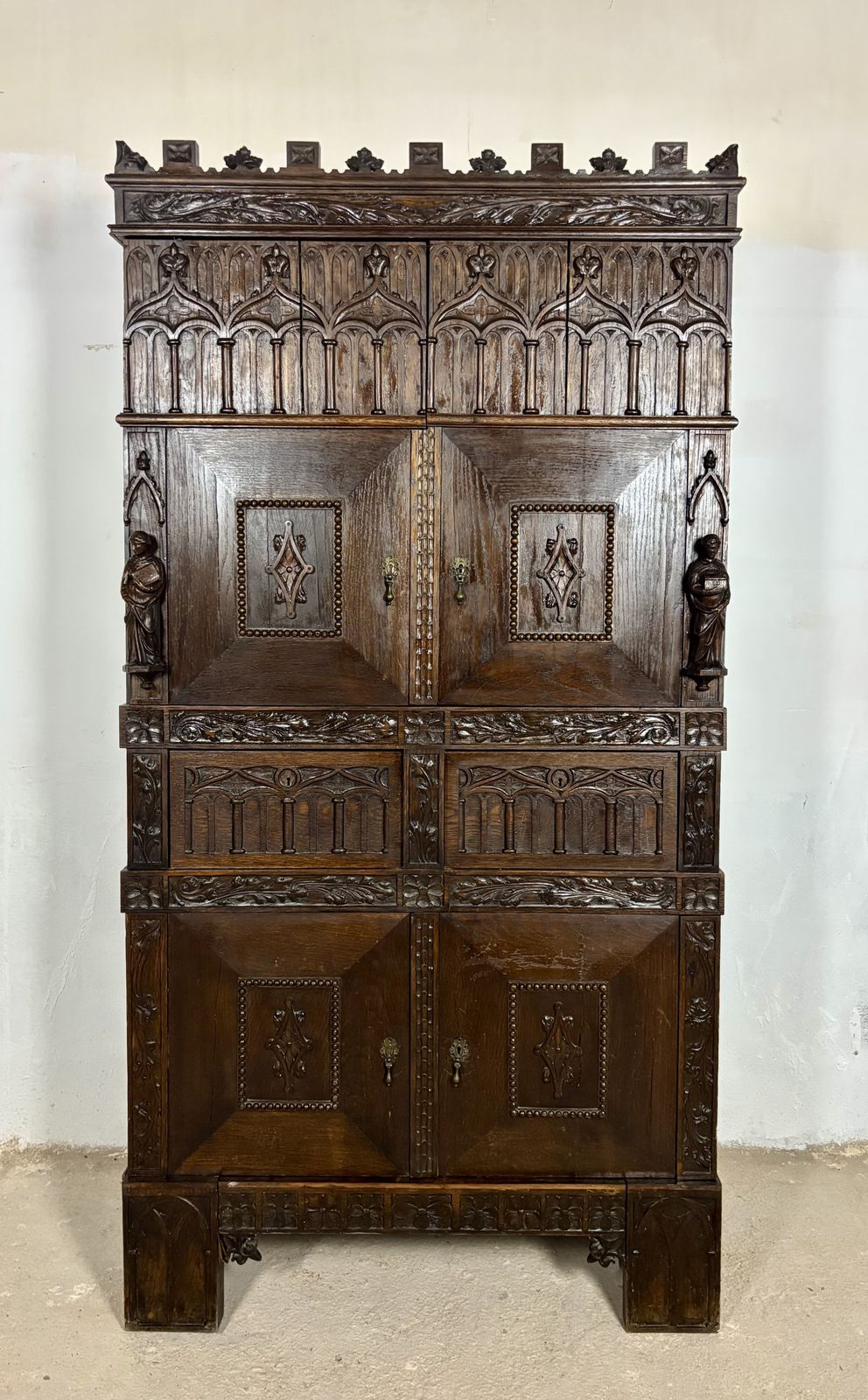 Monumentale Gothic Revival eiken kast, begin 20e eeuw photo furniture