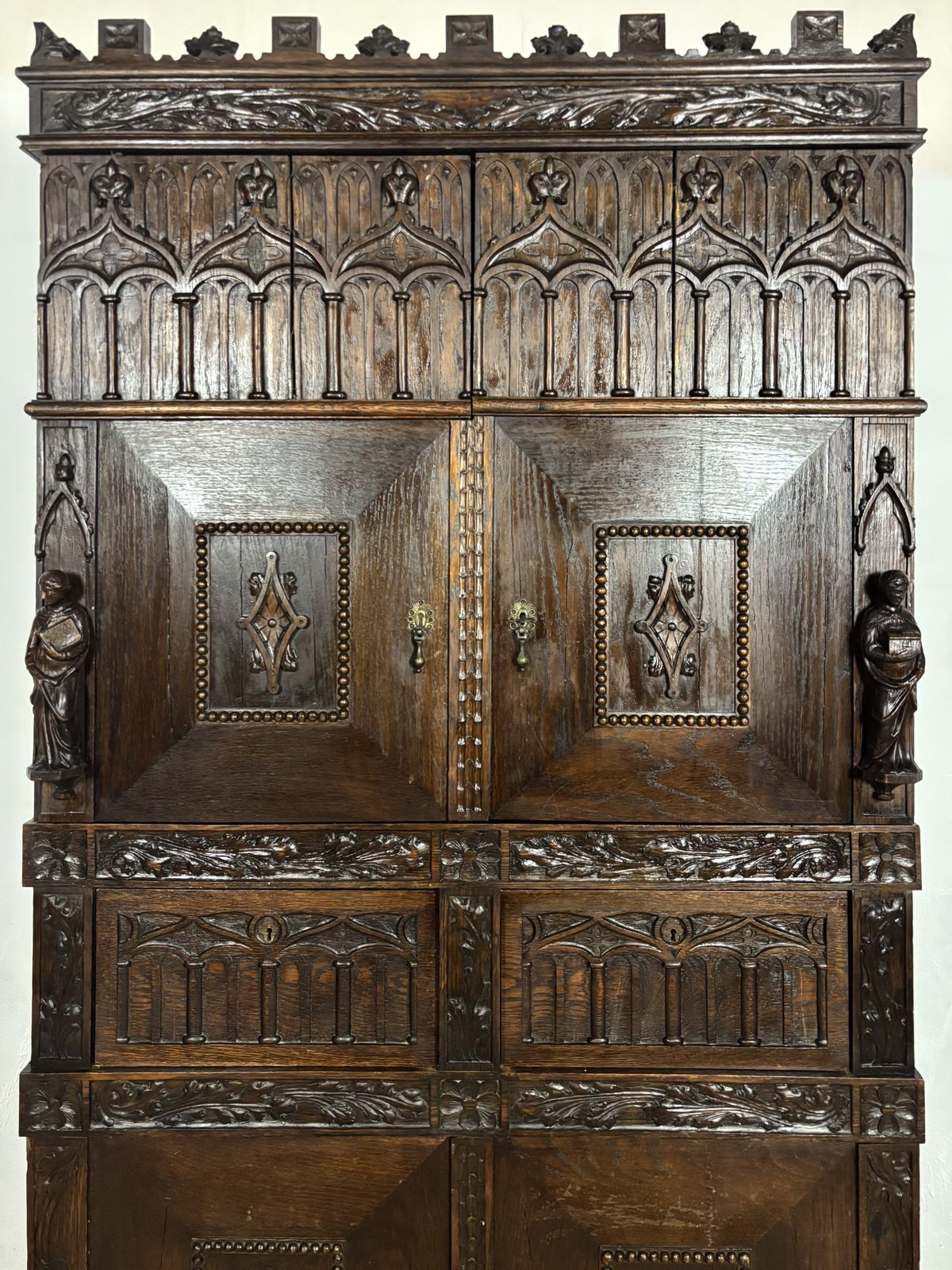 Monumentale Gothic Revival eiken kast, begin 20e eeuw photo for sale