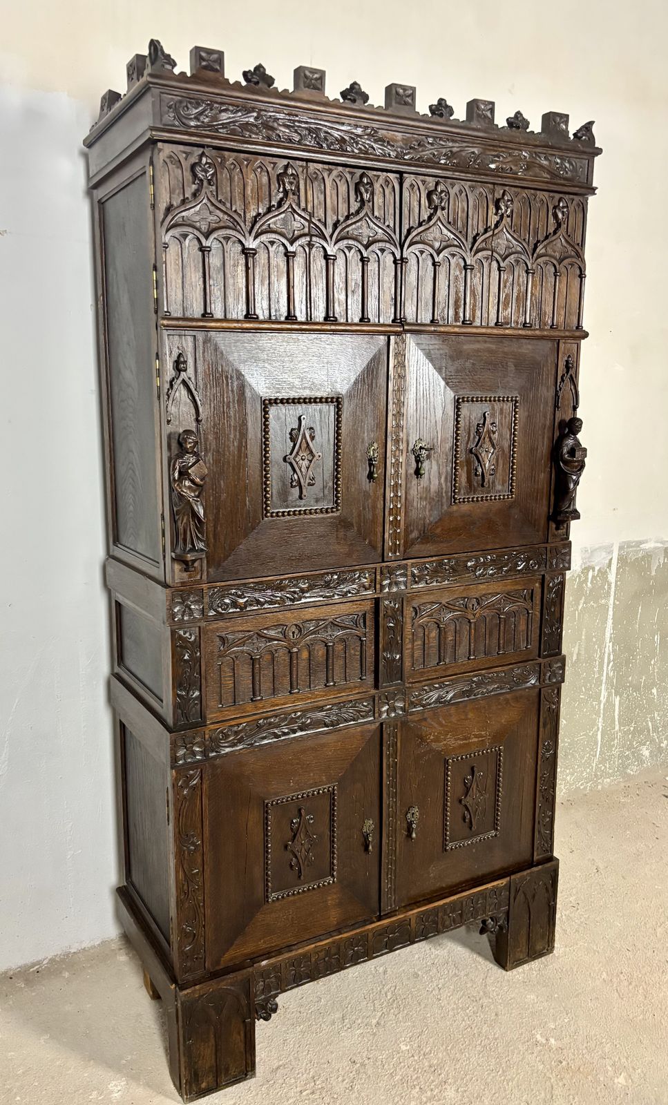 Monumentale Gothic Revival eiken kast, begin 20e eeuw photo Meubels