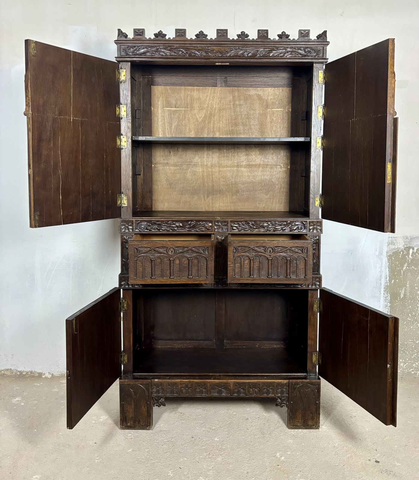 Meubels Monumentale Gothic Revival eiken kast, begin 20e eeuw photo
