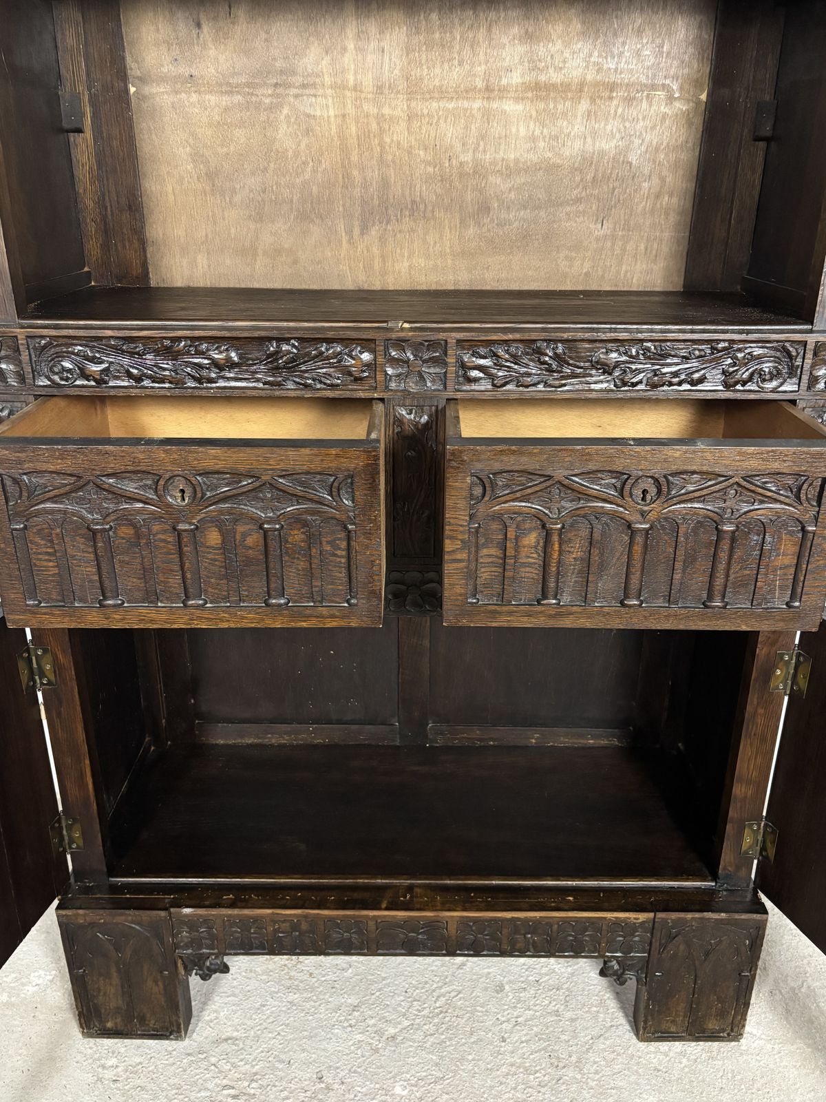photo vinterior Monumentale Gothic Revival eiken kast, begin 20e eeuw