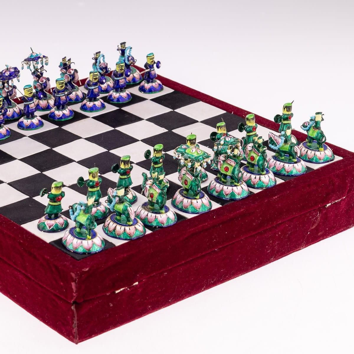 20thc Indian Silver & Enamel Chess Set With Silk & Velvet Board, Jaipur C.1950 photo vinterior