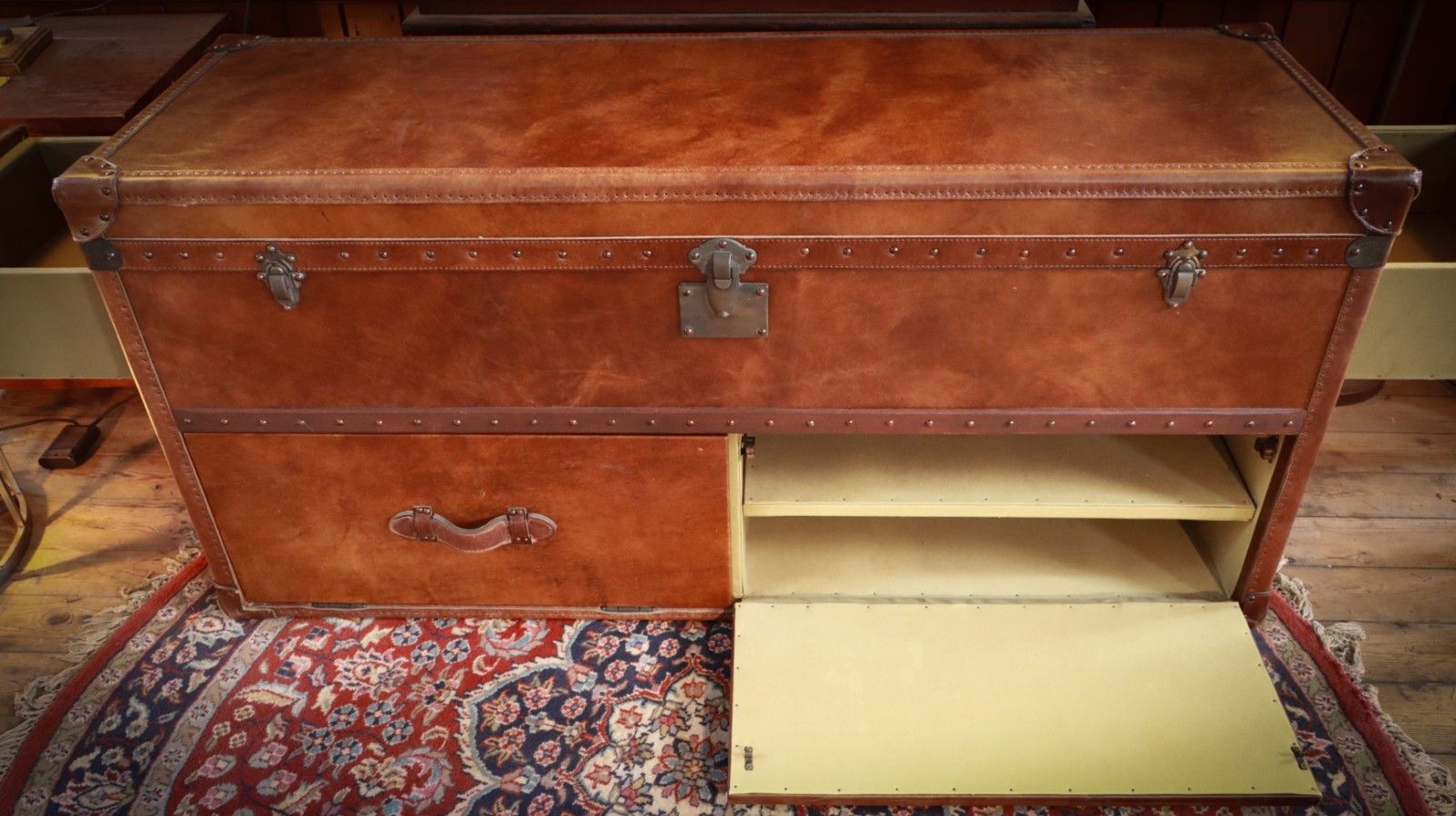 photo furniture Super Timothy Oulton Mayfair Sideboard Media Unit Leather Trunk Antique Whisky🚚