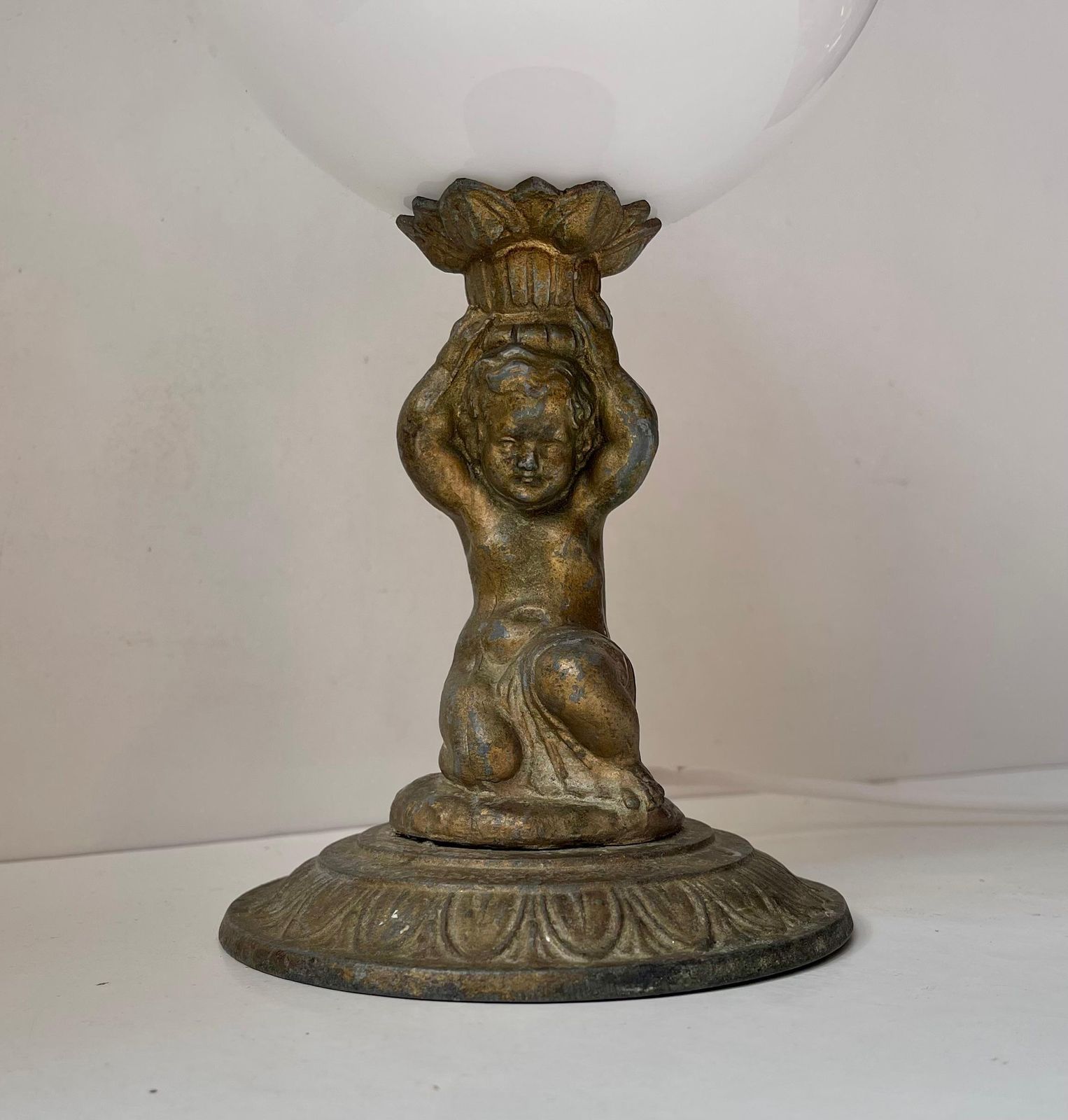 Klein Italiaans bronzen cherubijn-tafellampje met opaline bolkap photo furniture