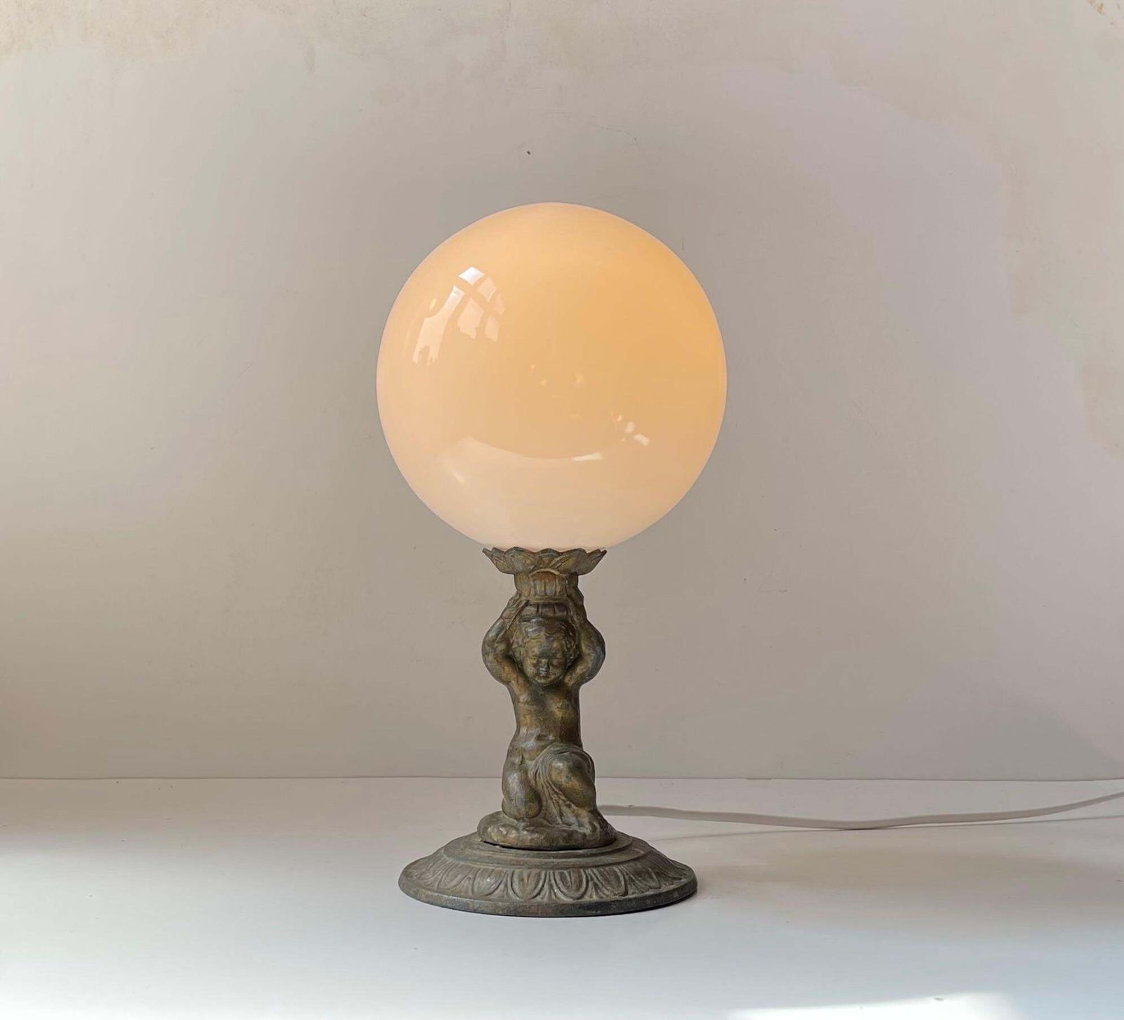 Lampe de table italienne en bronze, petit chérubin à sphère en opaline photo Luminaires