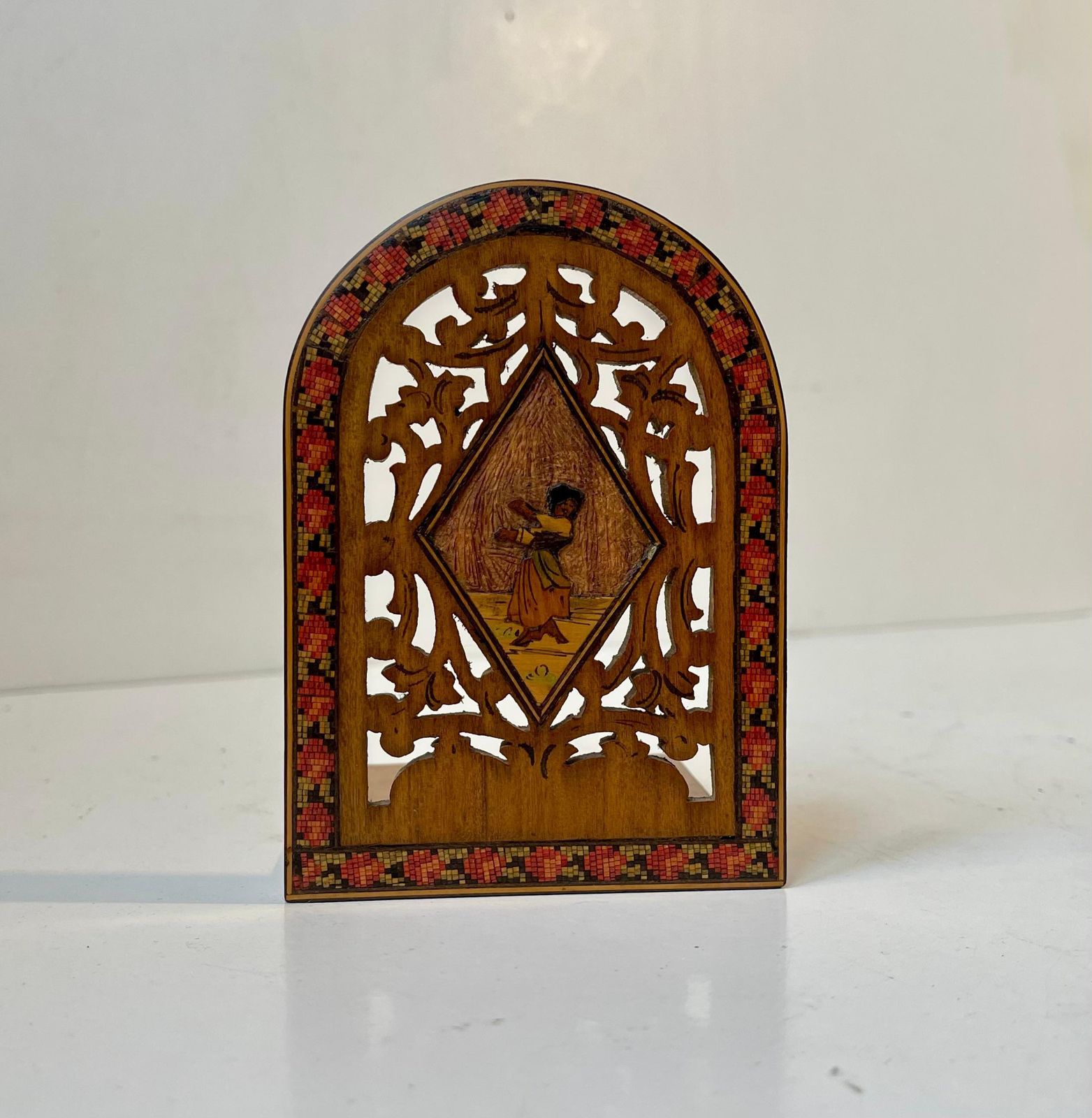 Antieke Italiaanse boekensteun met micro-mozaïek rozenmarsqueterie en zwarte danseres photo furniture