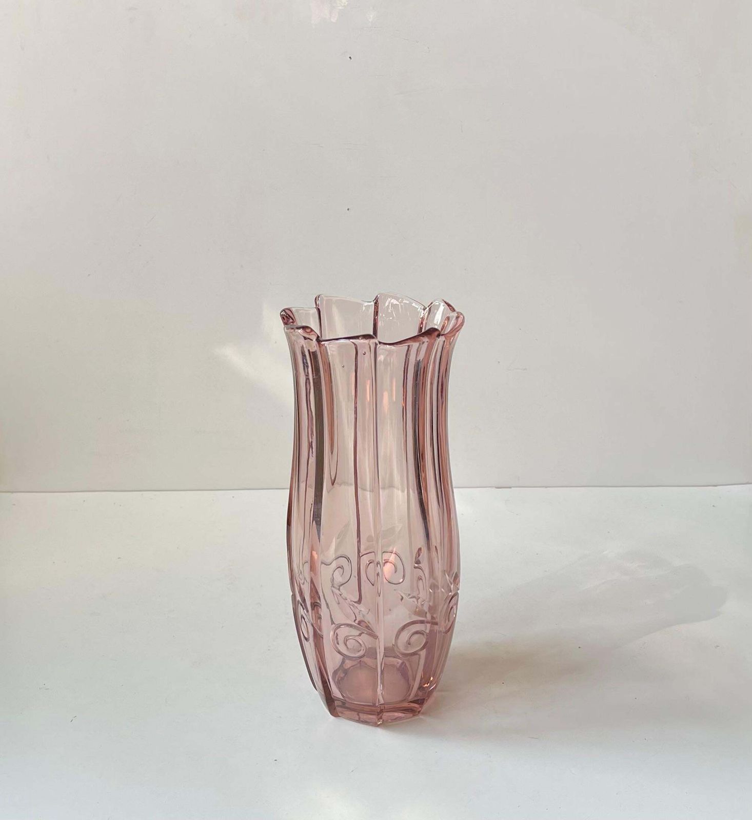 Boheemse art deco vaas in roze Rosaline glas, jaren 1930 photo for sale