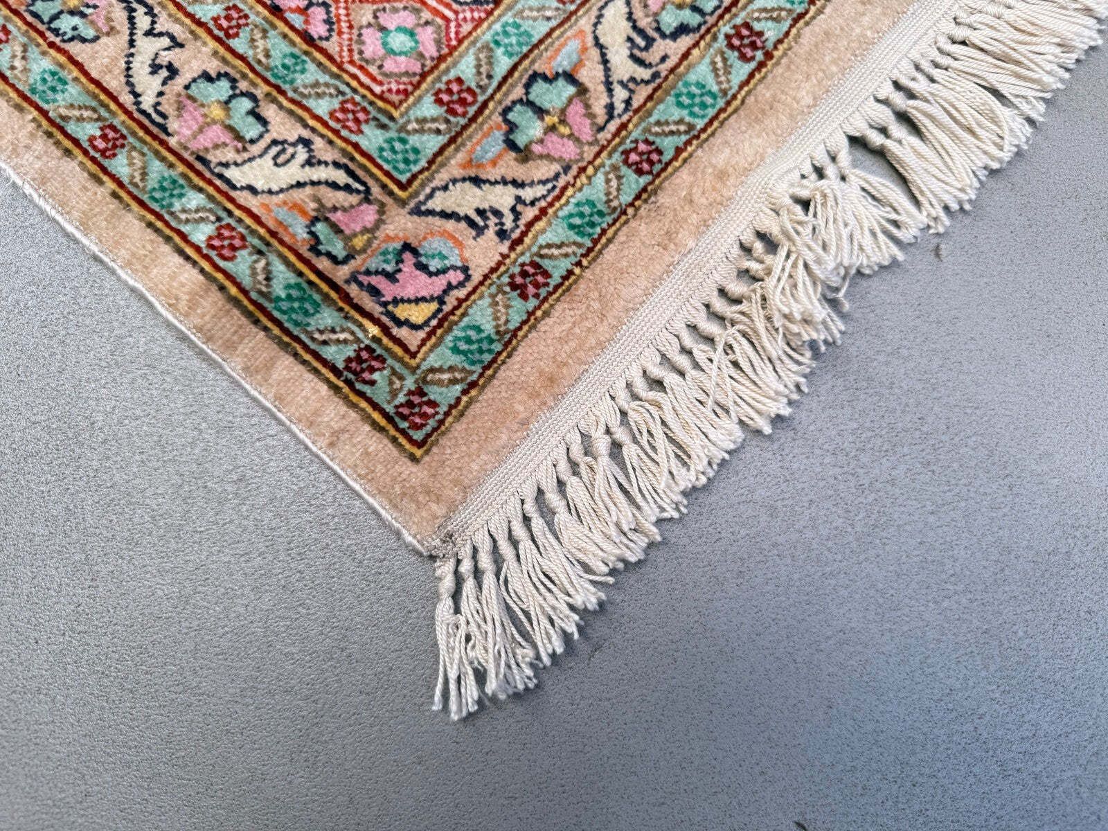 photo furniture Vintage Kashmir zijden vloerkleed, medaillon floraal 50x75cm handgeknoopt blauwgroen rood