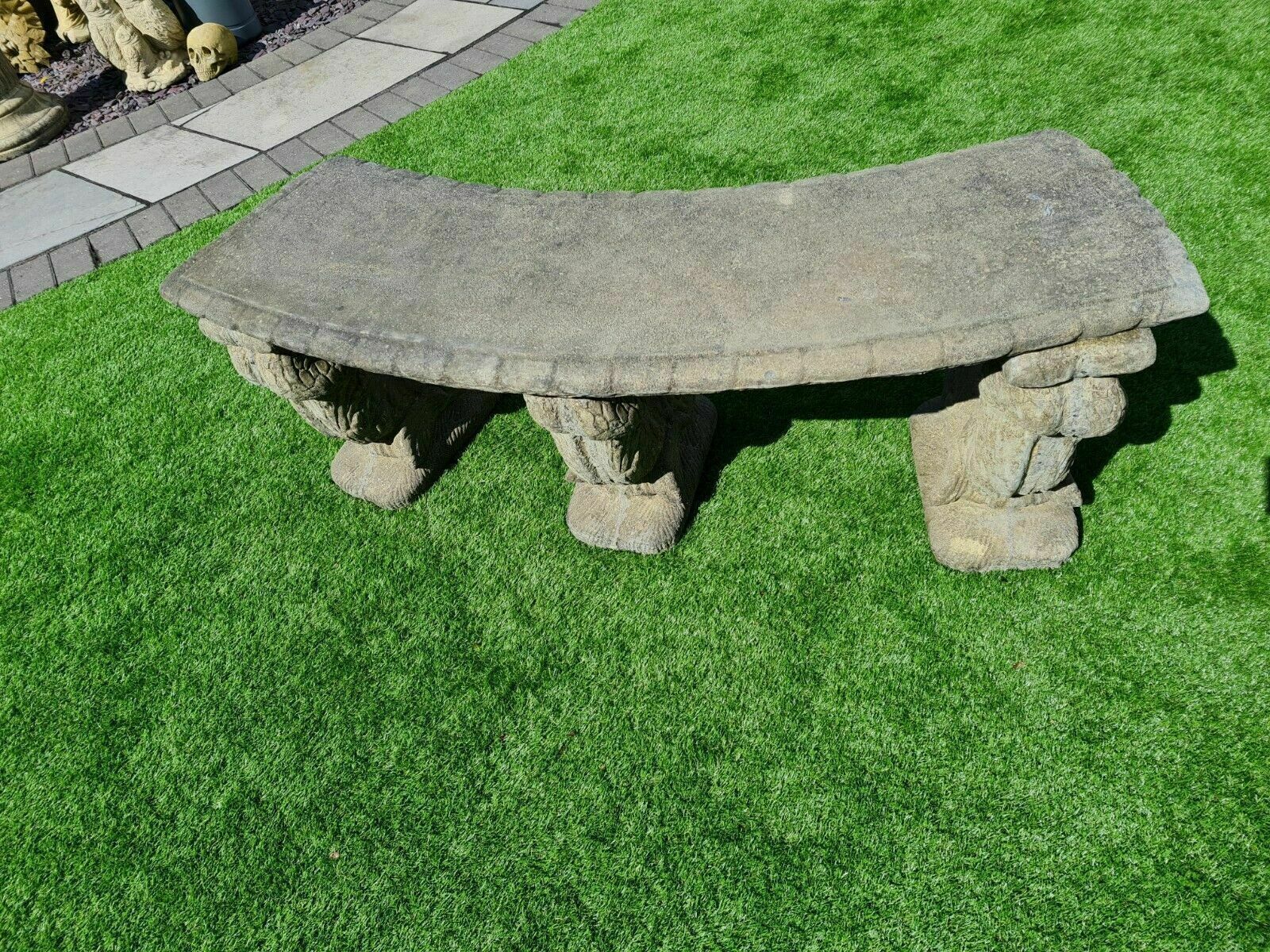Banc de jardin Dolphin vintage, vert patiné, en pierre anglaise (livraison disponible via notre transporteur partenaire spécialisé DC1D Limited). photo for sale