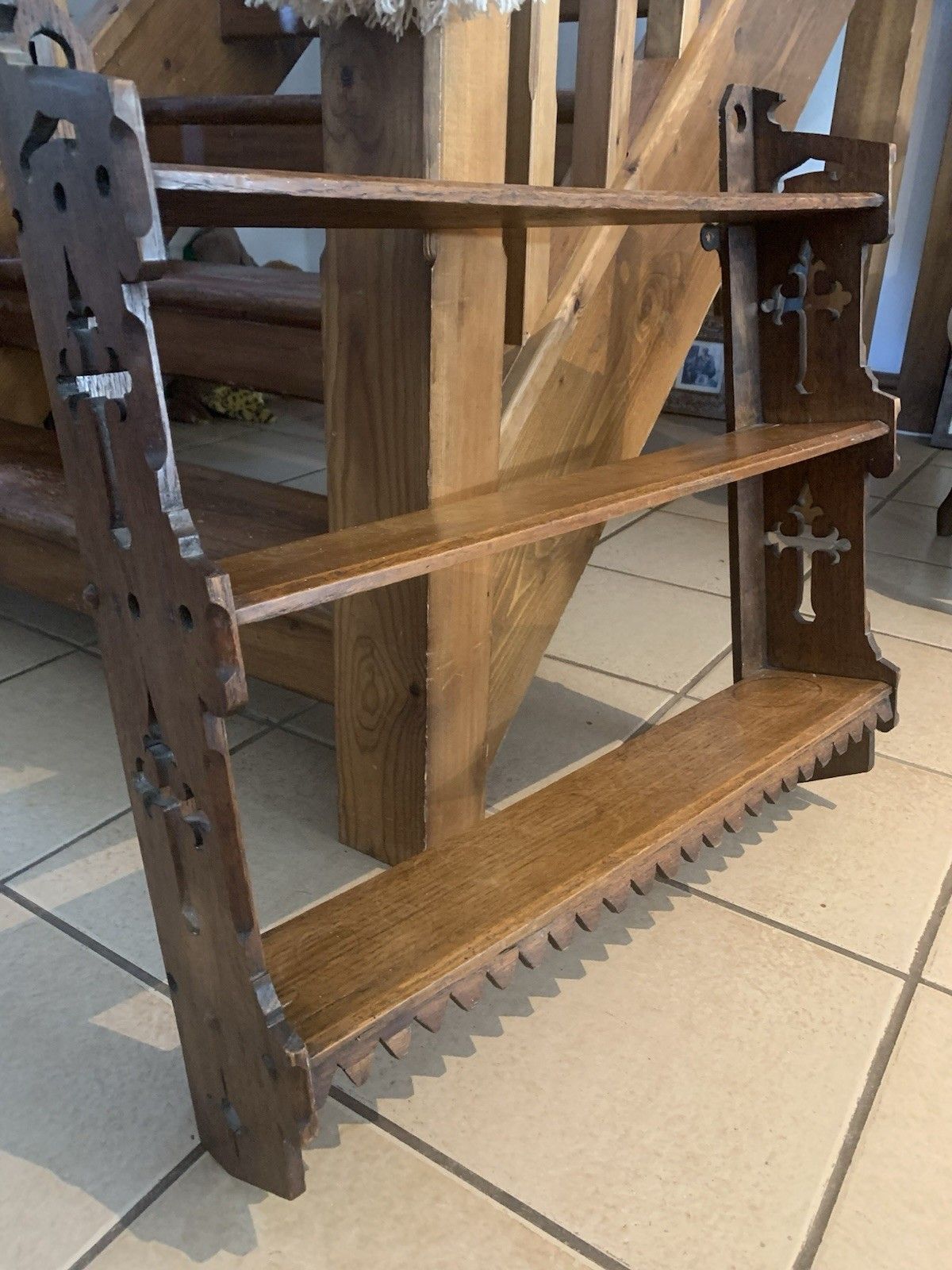 Small Arts And Crafts Oak Shelves With Good Decoration.