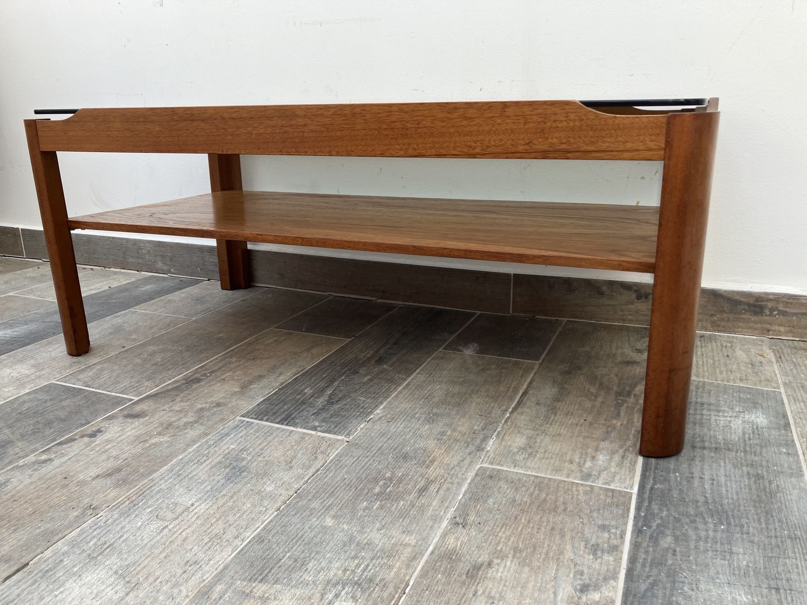 photo vinterior Myer Smoked Glass Teak Floating Coffee Table