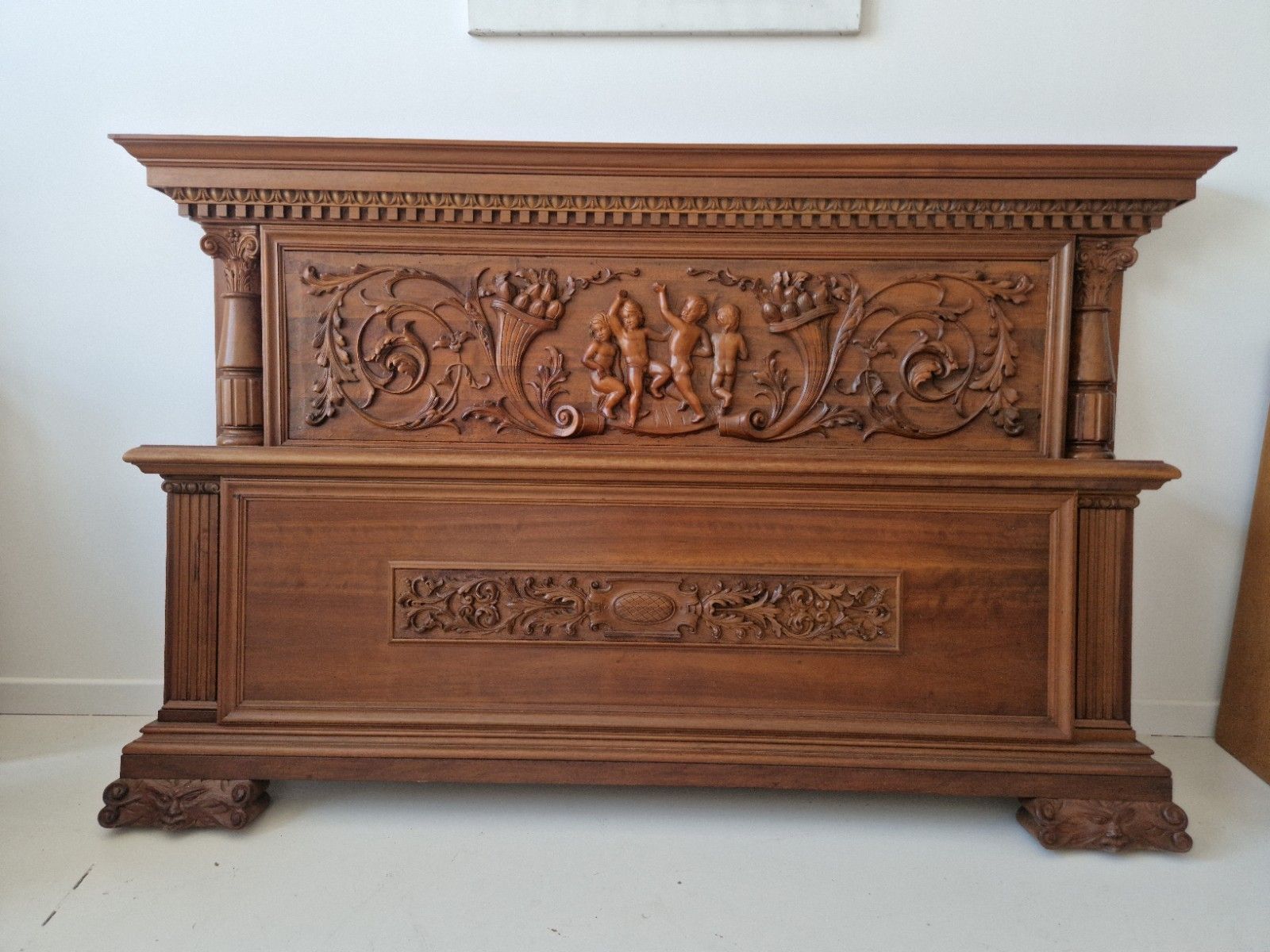 photo vinterior Antique Renaissance King Size Bed And Pair Of Nightstands Carved Wood Angels