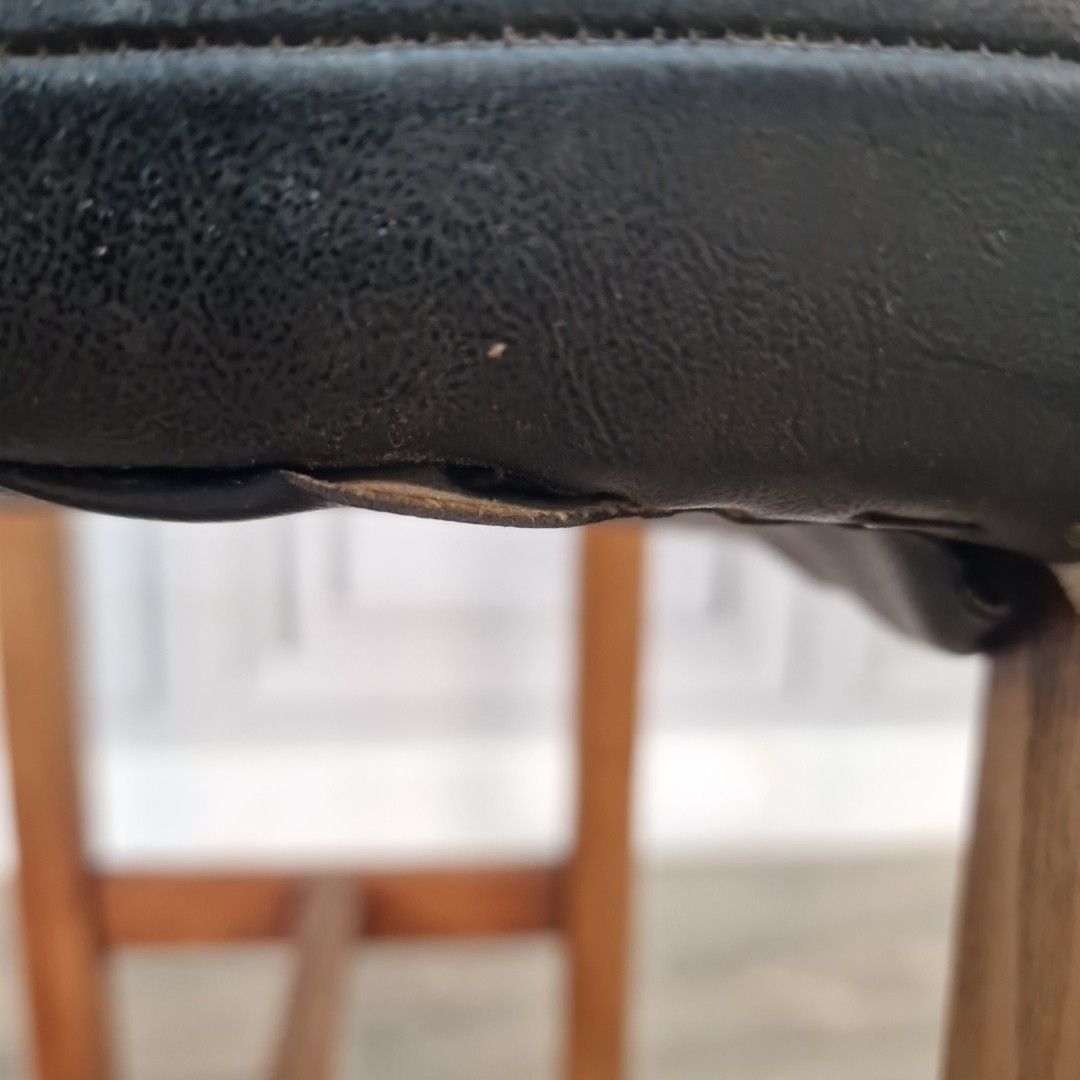 photo vinterior Vintage Vanity Piano Stool Wood Black Vinyl Seat Oak Bench Mid Century Retro