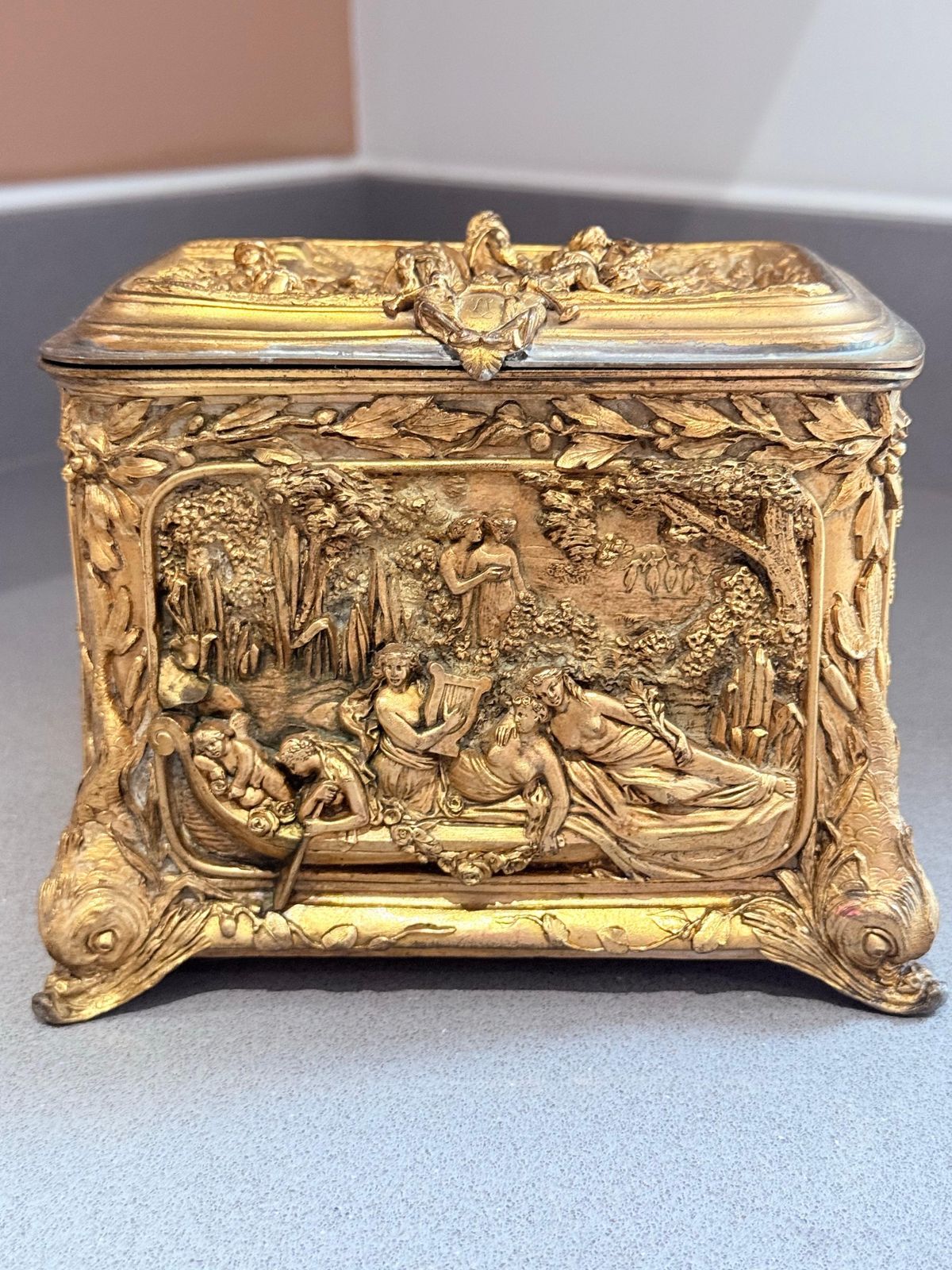 photo furniture Coffret à bijoux d'époque en bronze doré sculpté - Daté 17 & 20 Août 1872