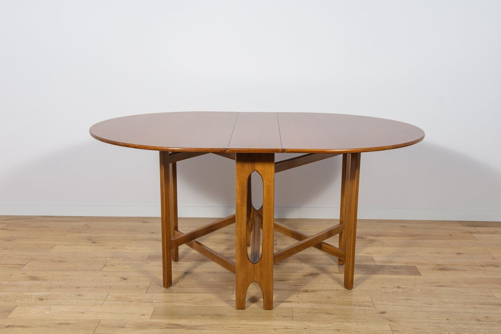 Mid Century Modern Round Drop Leaf Dining Table From Jentique, United Kingdom, 1960s photo vintage