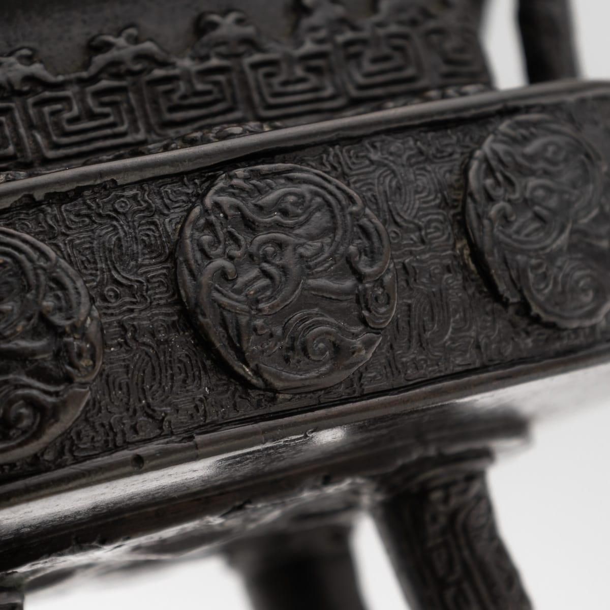 photo vintage Antique 19th Century Japanese Bronze Vessel In The Style Of The 17thc Edo Period