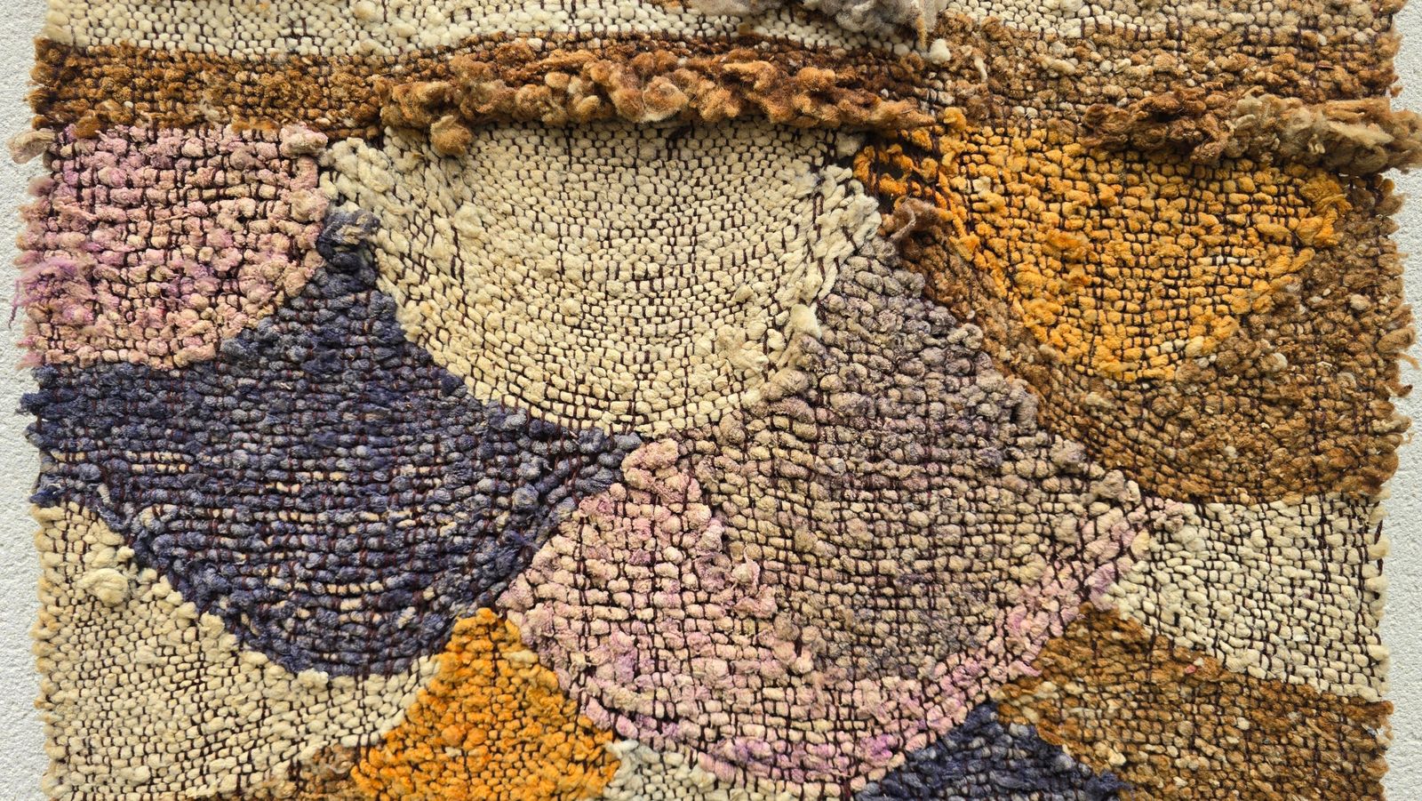 photo vintage Large 1970s Handwoven Wool Fiber Art Wall Hanging, Sculptural Brutalist Textile