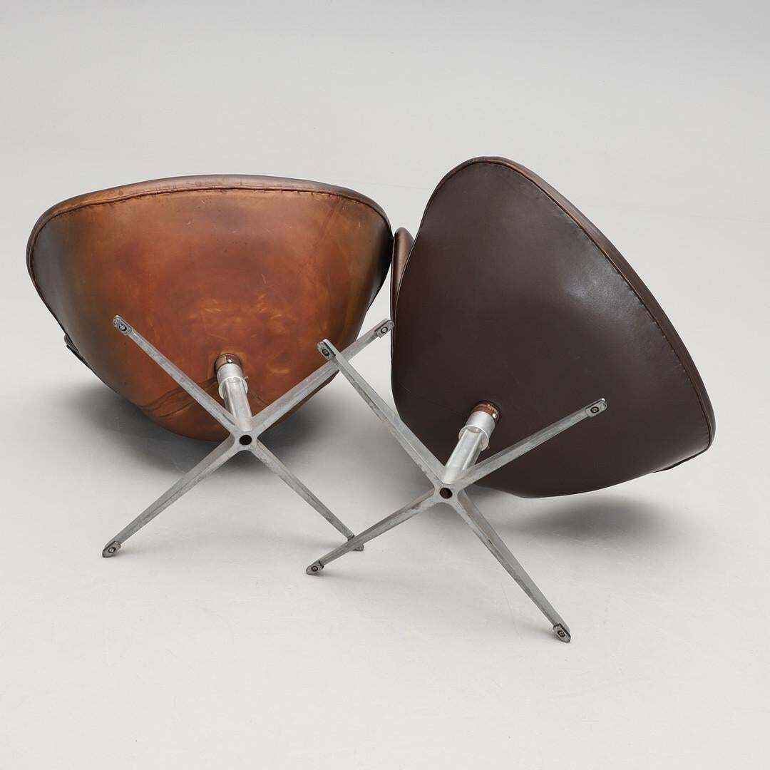 photo furniture Pair Of Arne Jacobsen "Swan“Armchair For Fritz Hansen