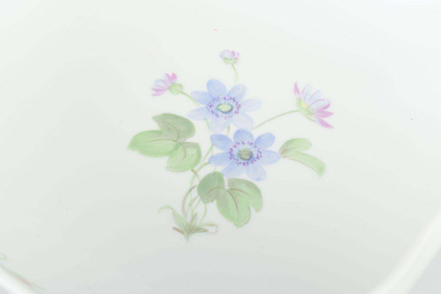 Meissen. Vierkante Porseleinen Schaal Met Veelkleurig Bloemendecor. Ca. jaren 1930 photo for sale
