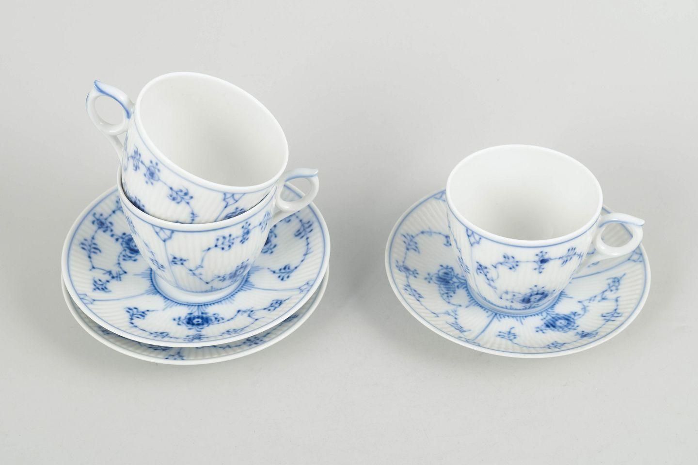 Royal Copenhagen, Blue Fluted Plain. Set van drie koffiekopjes met schoteltjes. photo furniture
