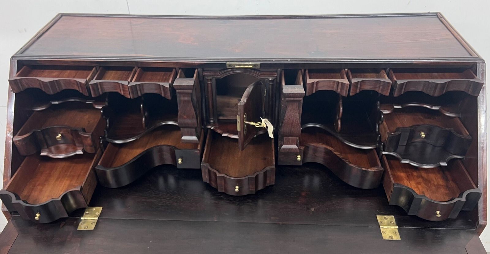 photo vinterior Rare Portuguese 18th.Century Solid Brazilian Rosewood Bureau