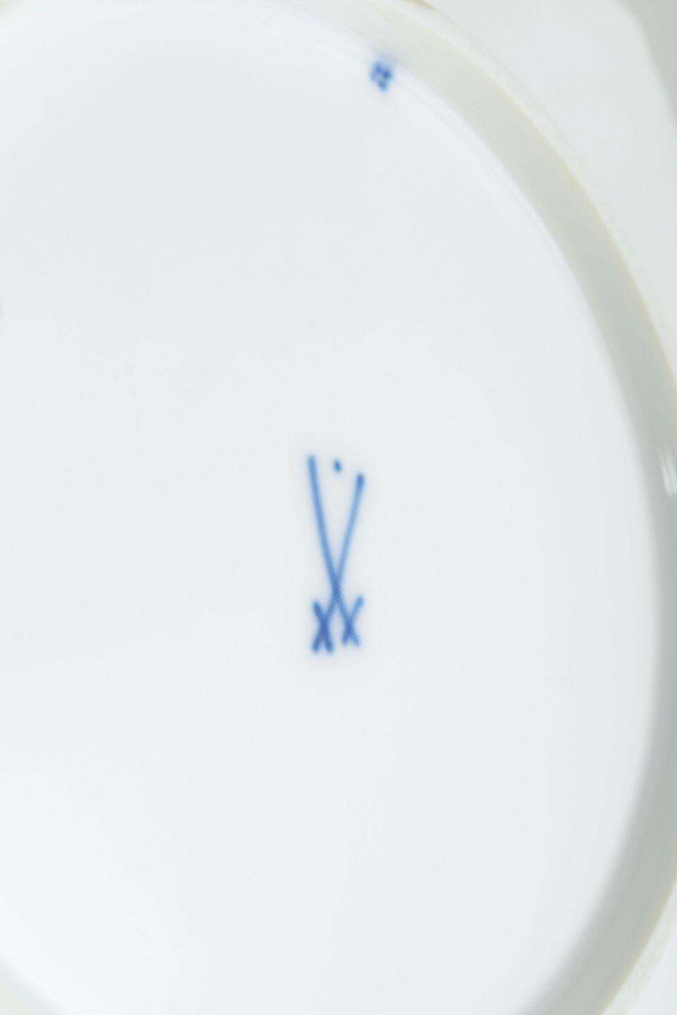 Meissen. Porseleinen schaal met gekartelde rand, kobaltblauwe glazuur, bloemmotief. photo Woonaccessoires