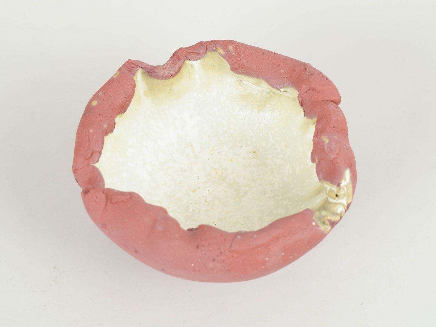 Christina Muff, hedendaags Deens kunstenaar. Kleine rode steengoed schaal op voet. photo furniture
