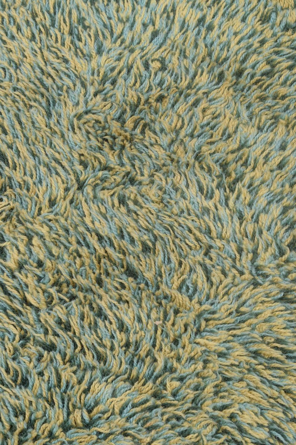 Scandinavisch ontwerp. Rya-tapijt met een dichte pool in groene en beige tinten photo for sale