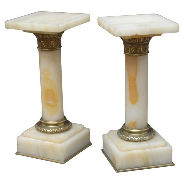 Unusually Low Pair Of Antique Pedestals Columns In Good Condition