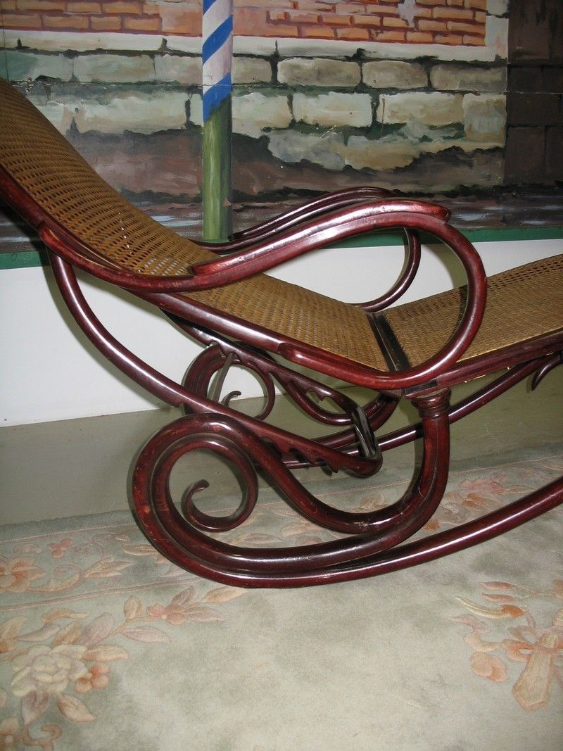 Chaise Longue Thonet In Beech Xxeme photo for sale