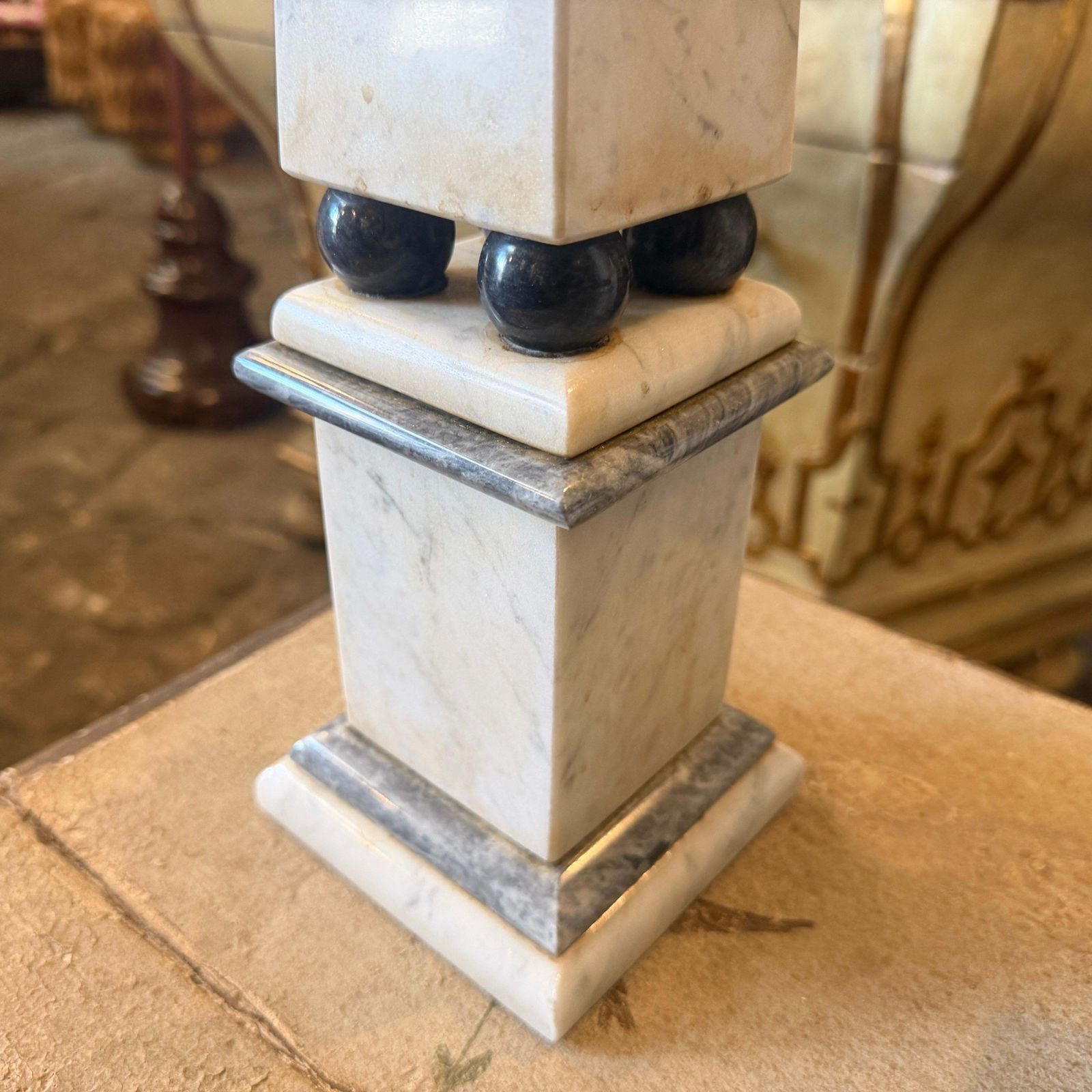 photo vinterior A Pair Of Art Deco White Carrara Marble And Black Marble Italian Obelisks