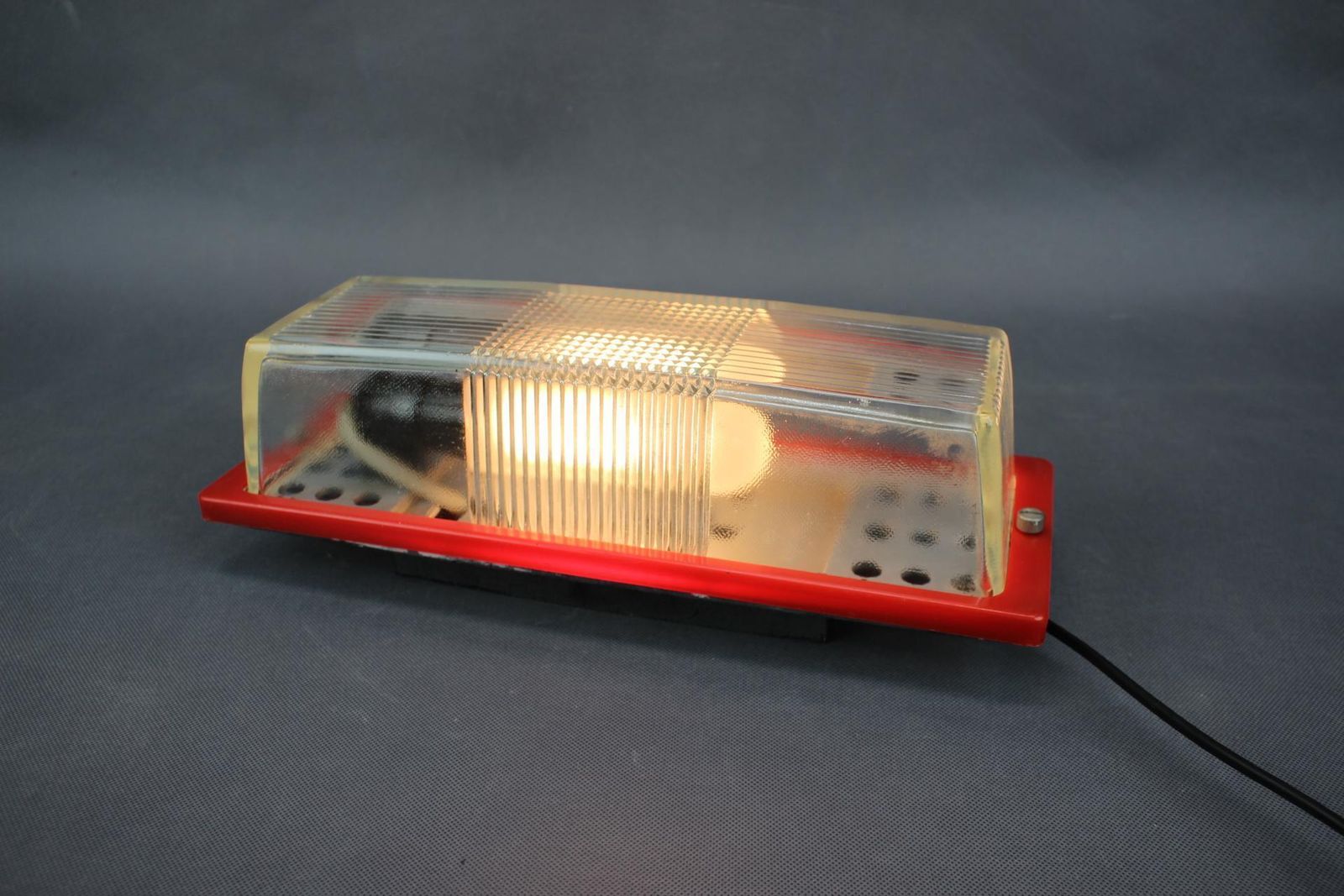 Tsjechoslowaakse Space Age wandlamp uit de jaren 1970 met rood plastic en glas photo buy