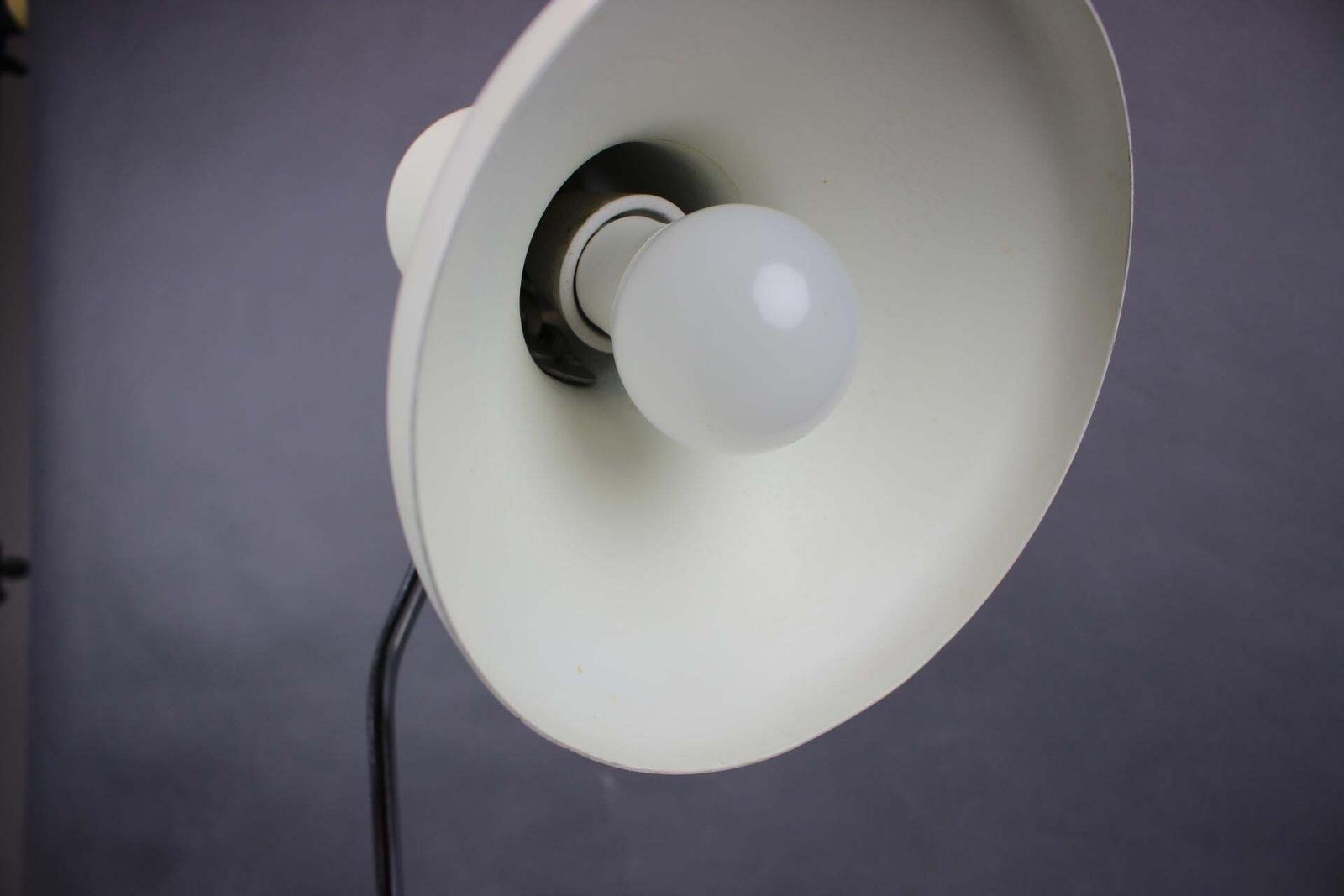 Duitse Space Age verstelbare bureaulamp uit de jaren 1970 in wit metaal en chroom photo 268.0