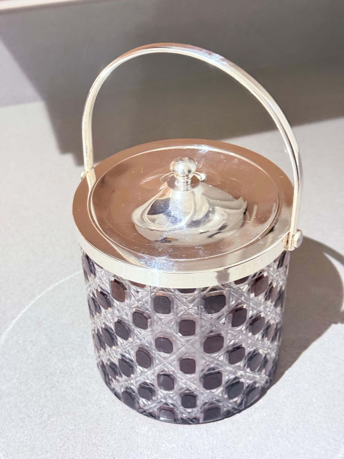 photo vinterior Paire de boîtes à biscuits / seaux à glace vintage en cristal taillé avec couvercles en métal argenté