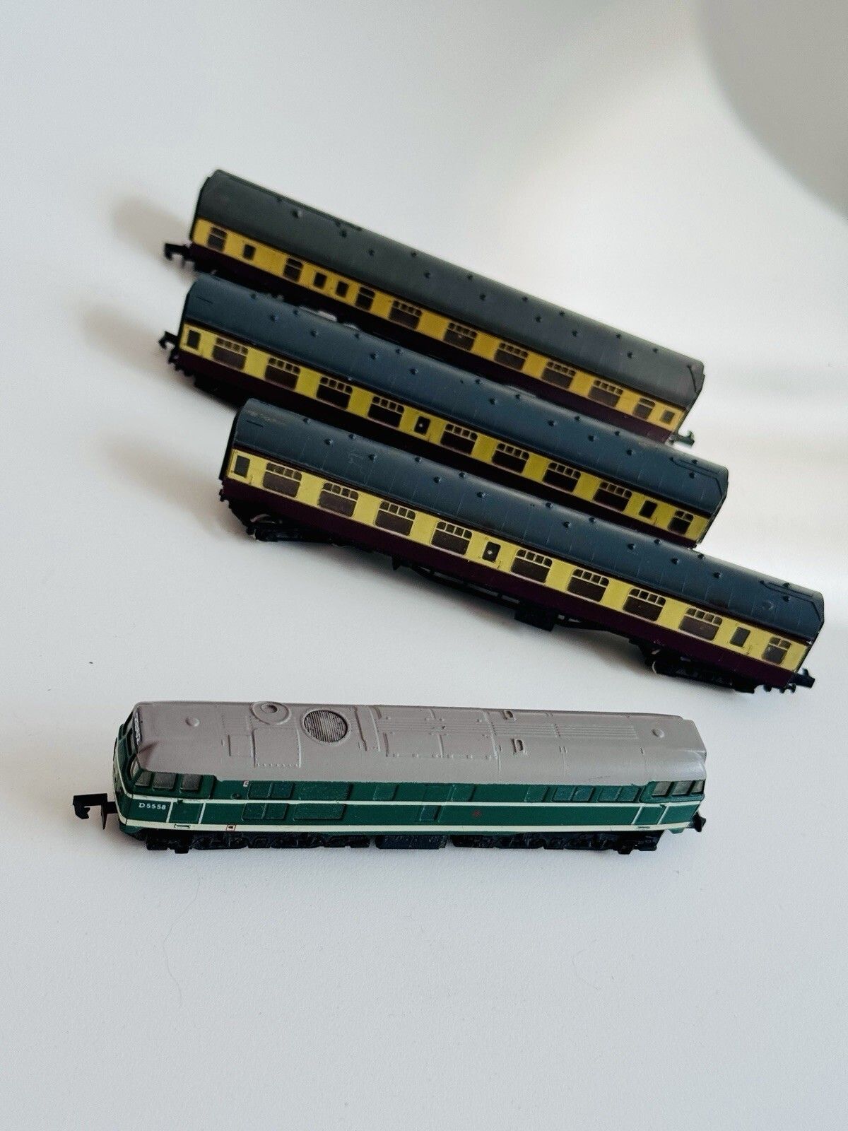 Graham Farish N Gauge British Rail Class 31 Diesel Locomotive & 3 Coaches photo furniture