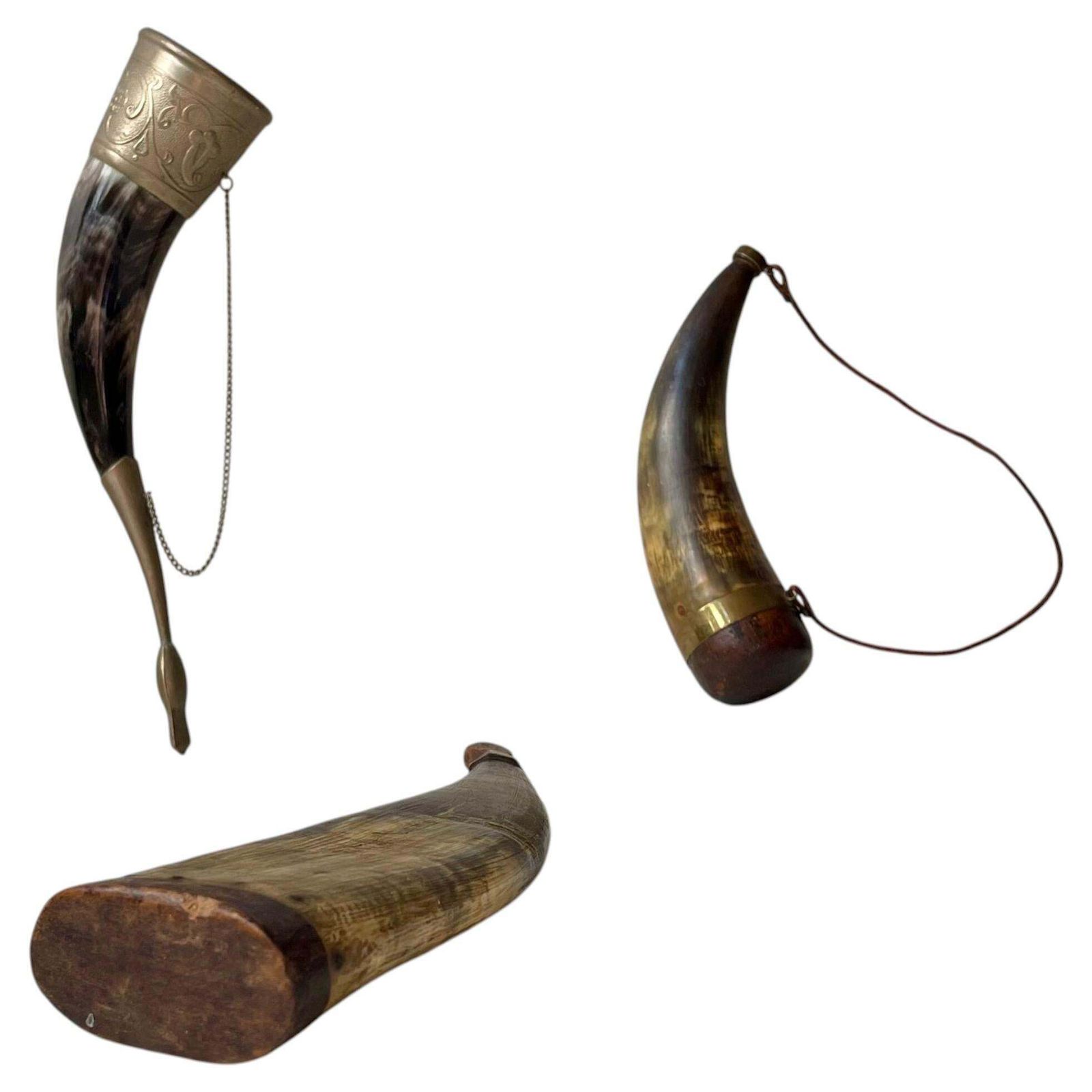 Antieke kruit- en drinkhorens met houten en bronzen accenten