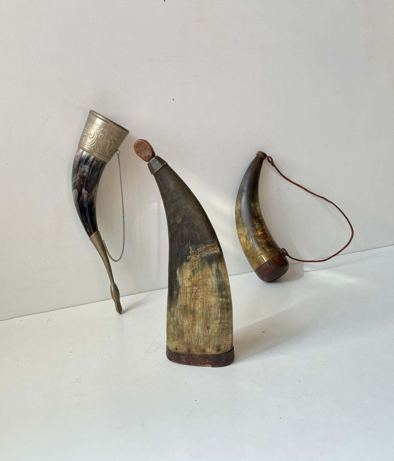 Antieke kruit- en drinkhorens met houten en bronzen accenten photo for sale