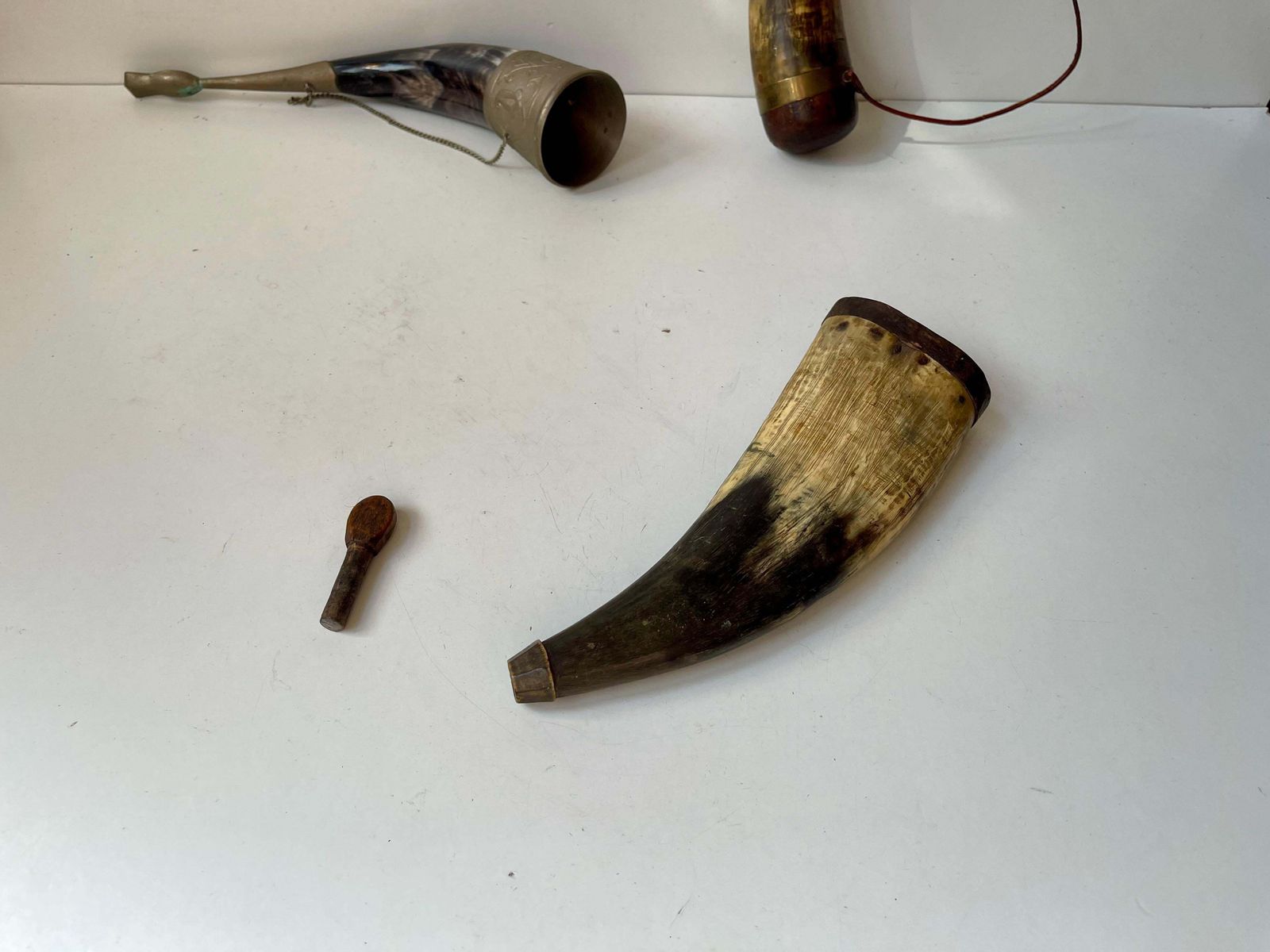 Antieke kruit- en drinkhorens met houten en bronzen accenten photo vinterior