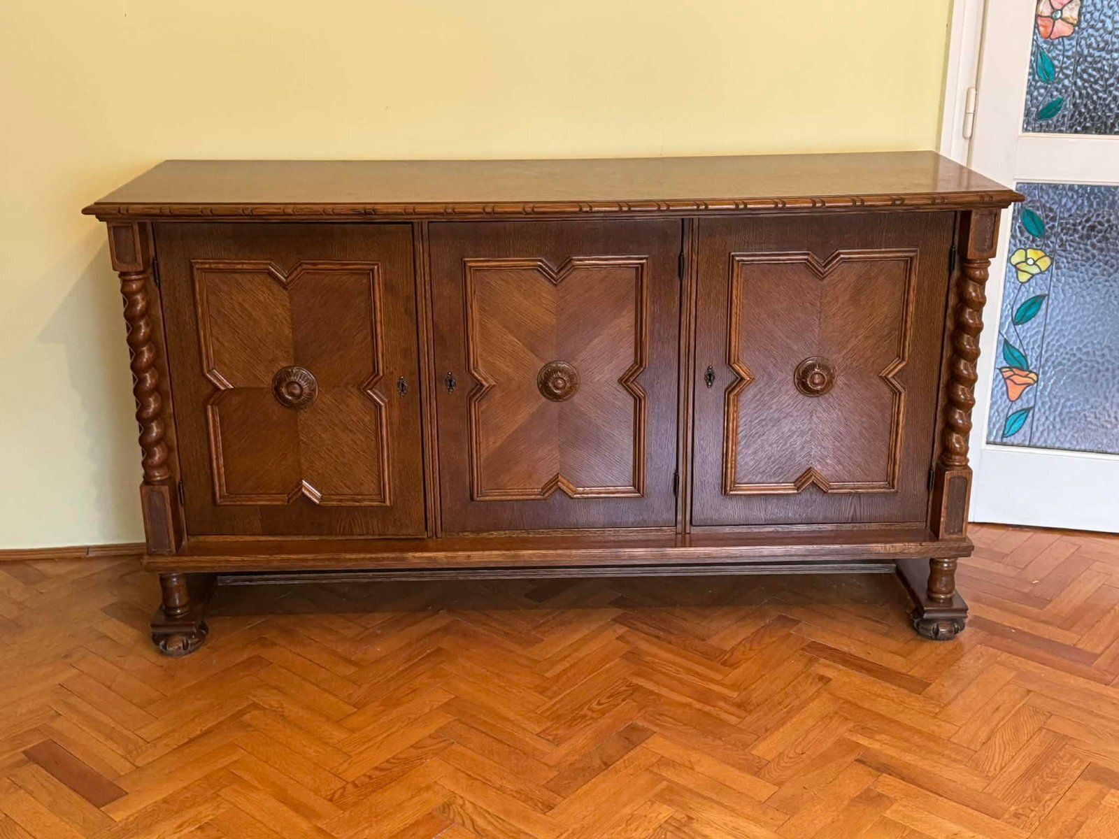 Spaanse stijl eikenhouten kist of dressoir, begin 20e eeuw